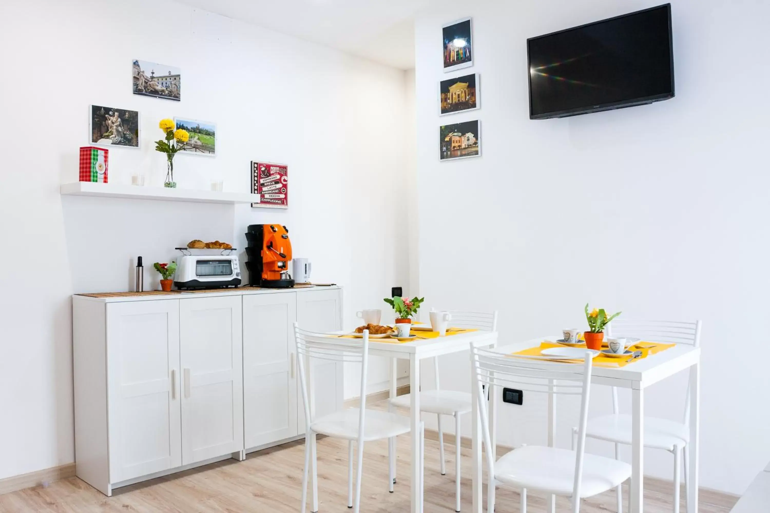 Breakfast, Dining Area in Darrè