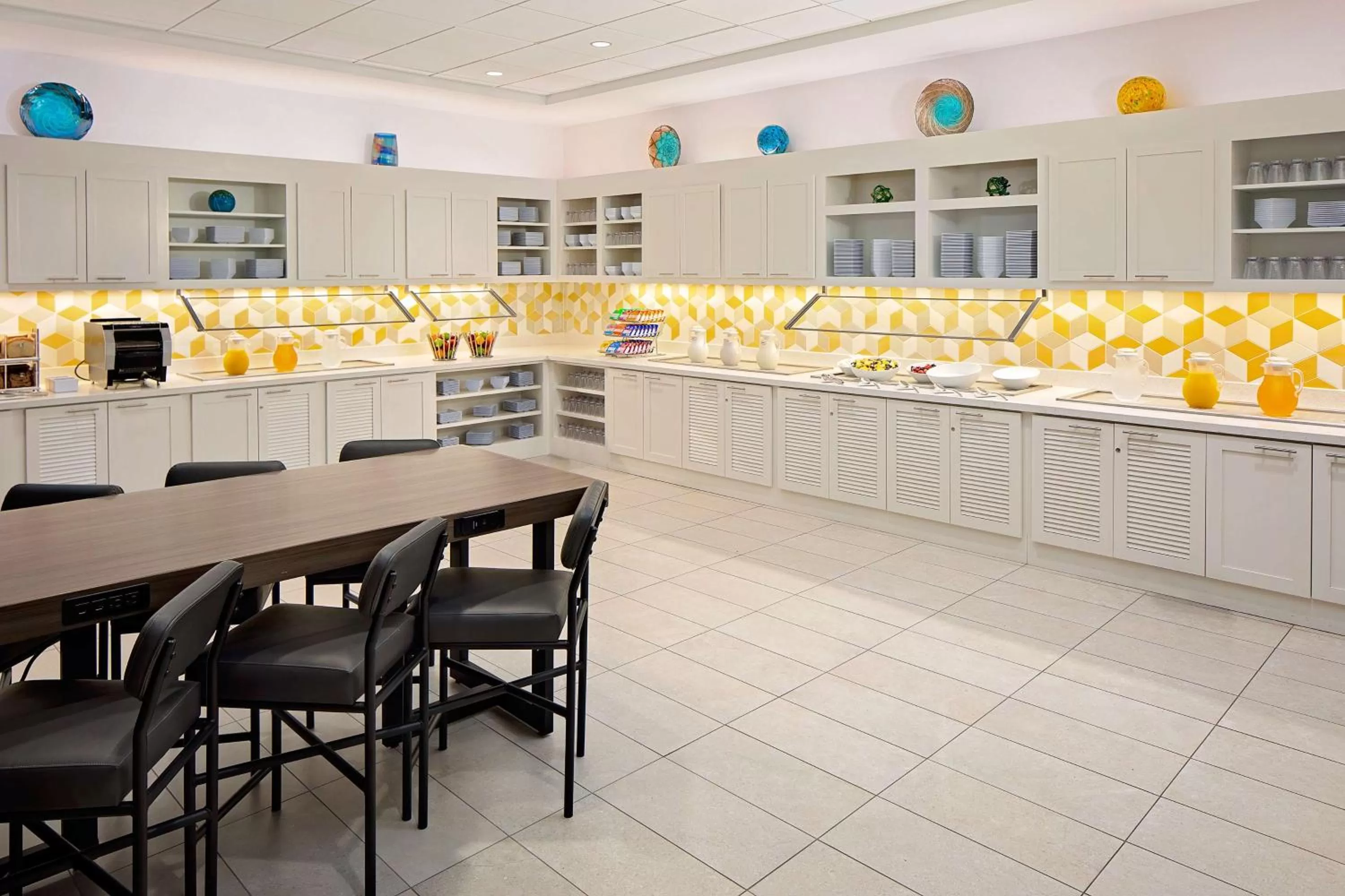 Restaurant/places to eat in Hyatt Place Glendale/Los Angeles