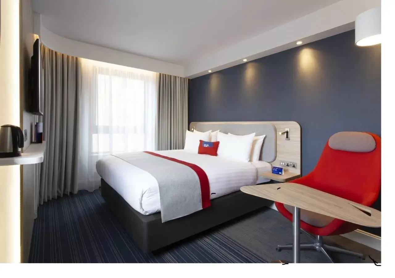 Bedroom, Bed in Holiday Inn Express Edinburgh City Centre, an IHG Hotel