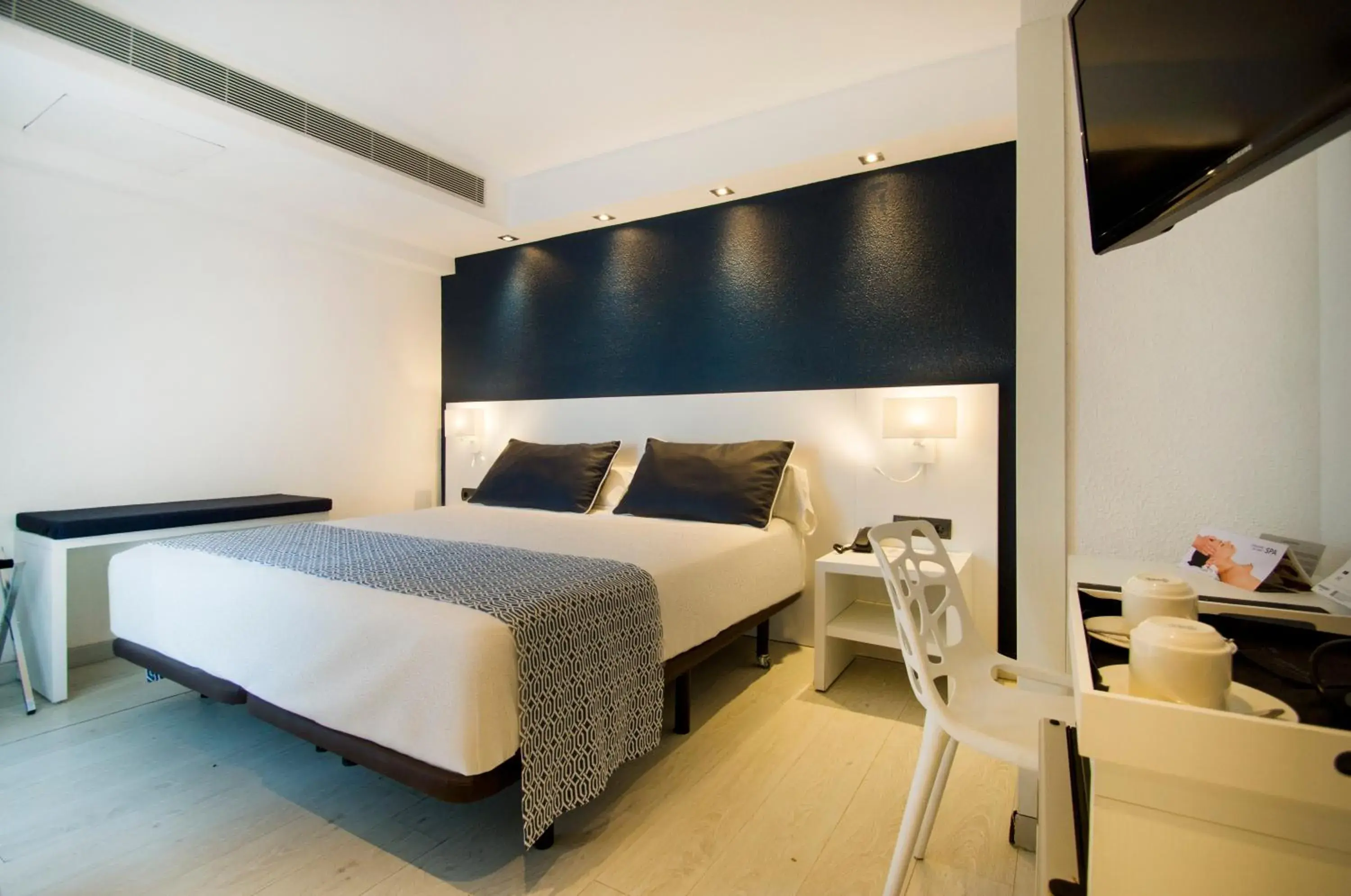 Photo of the whole room, Bed in Catalonia del Mar - Adults Only