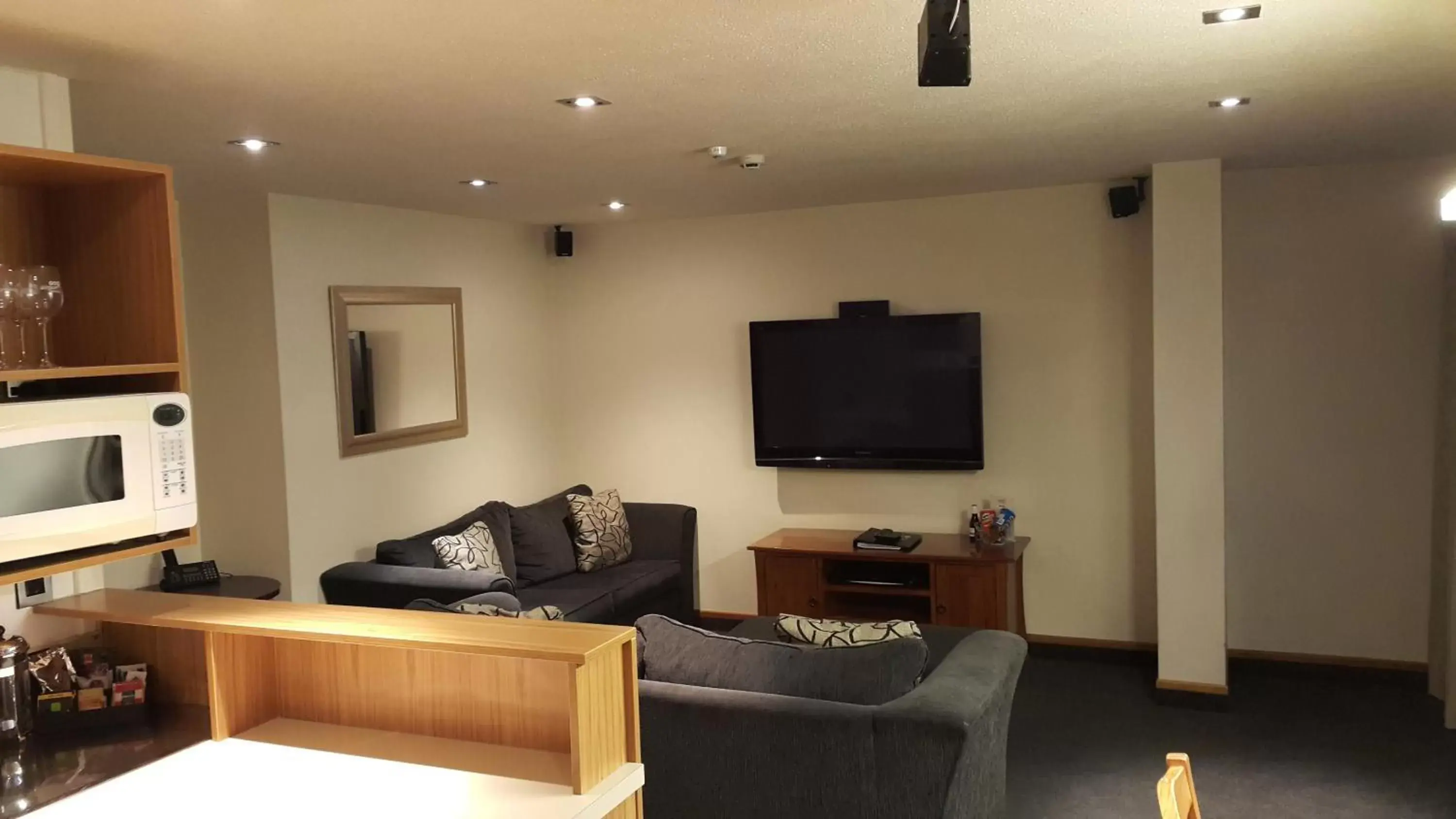 TV and multimedia, TV/Entertainment Center in Airport Gateway Motor Lodge