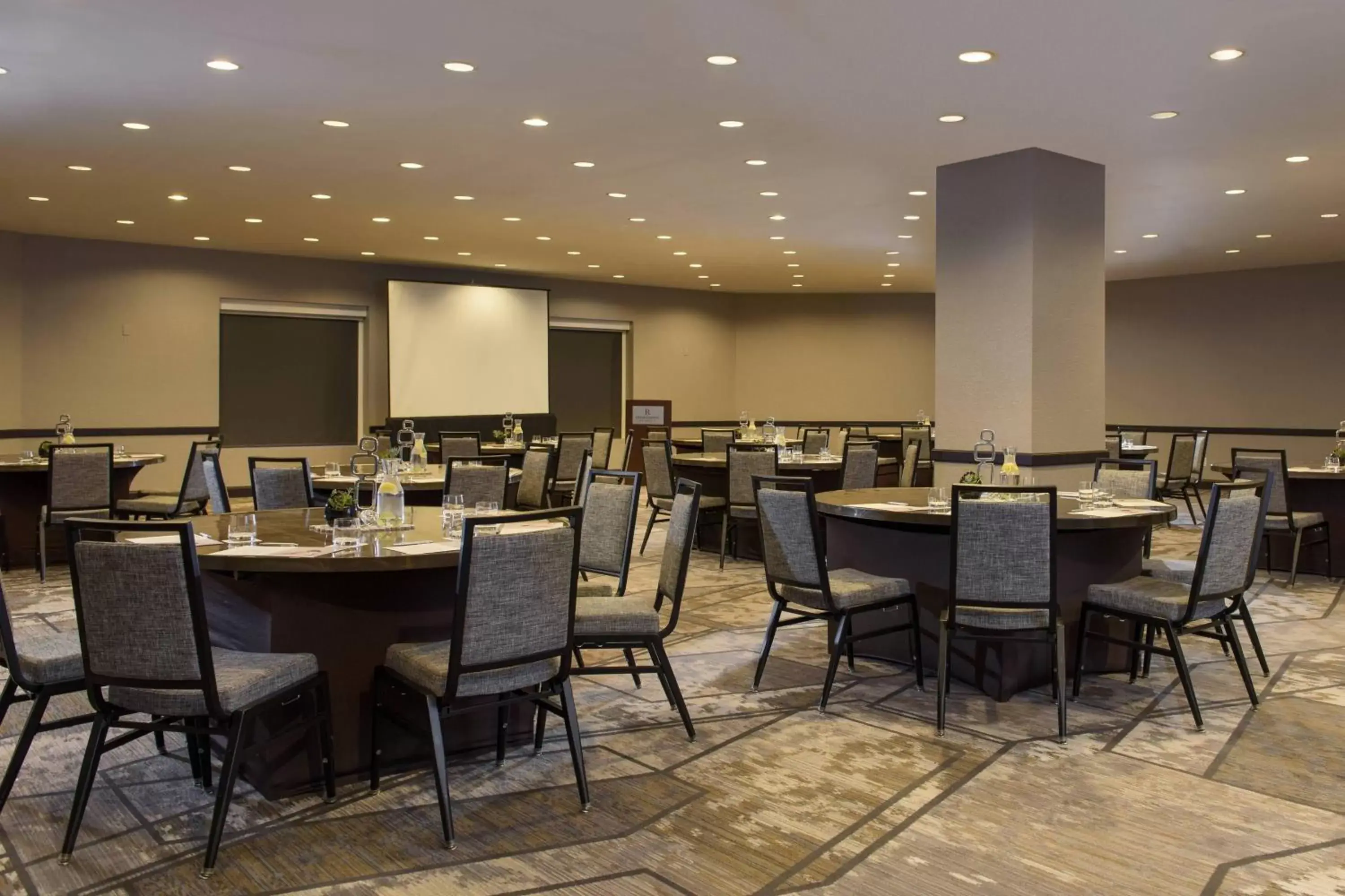 Meeting/conference room, Restaurant/Places to Eat in Renaissance Palm Springs Hotel