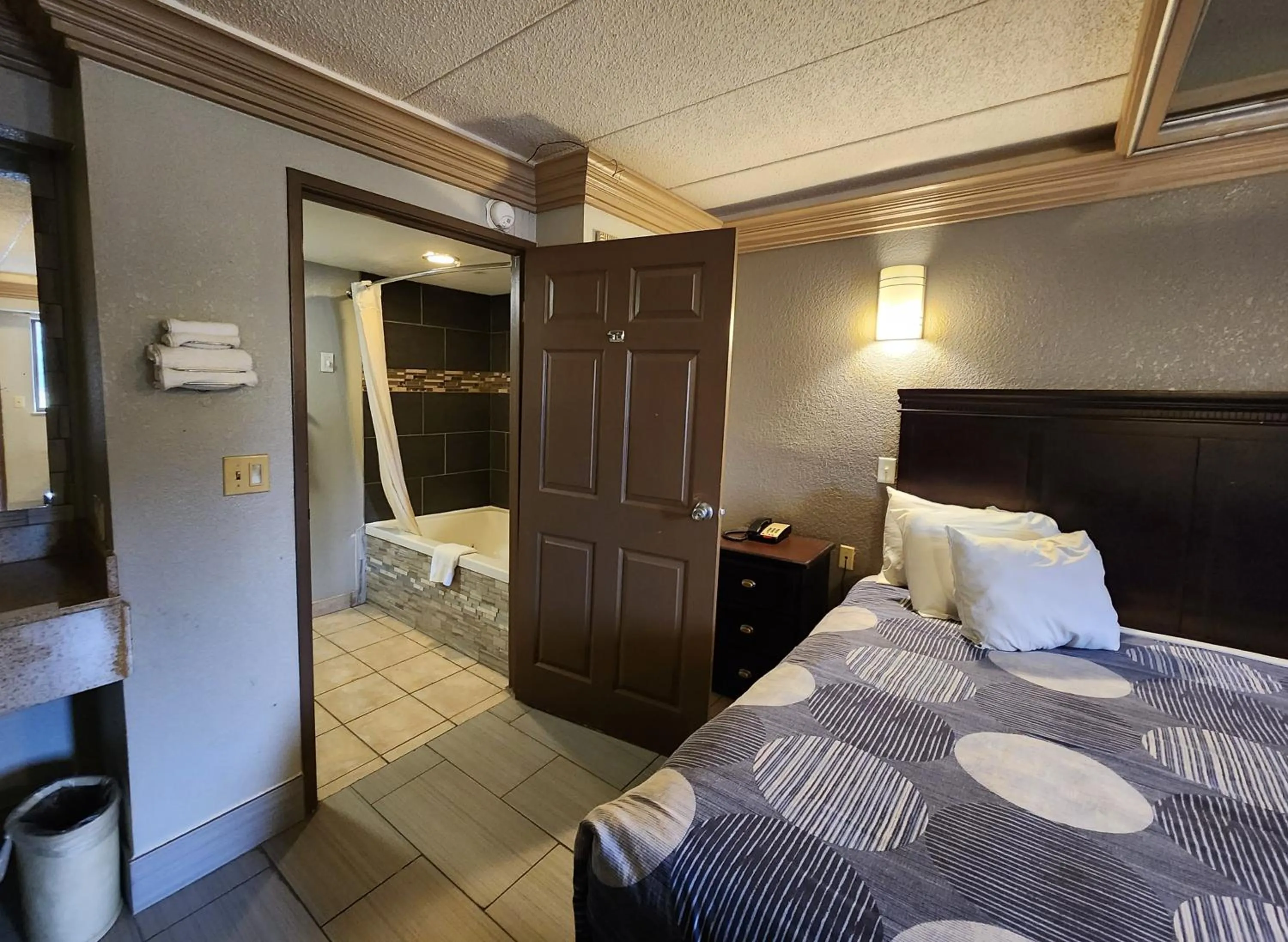 Bed in Americas Best Value Inn and Suites Little Rock