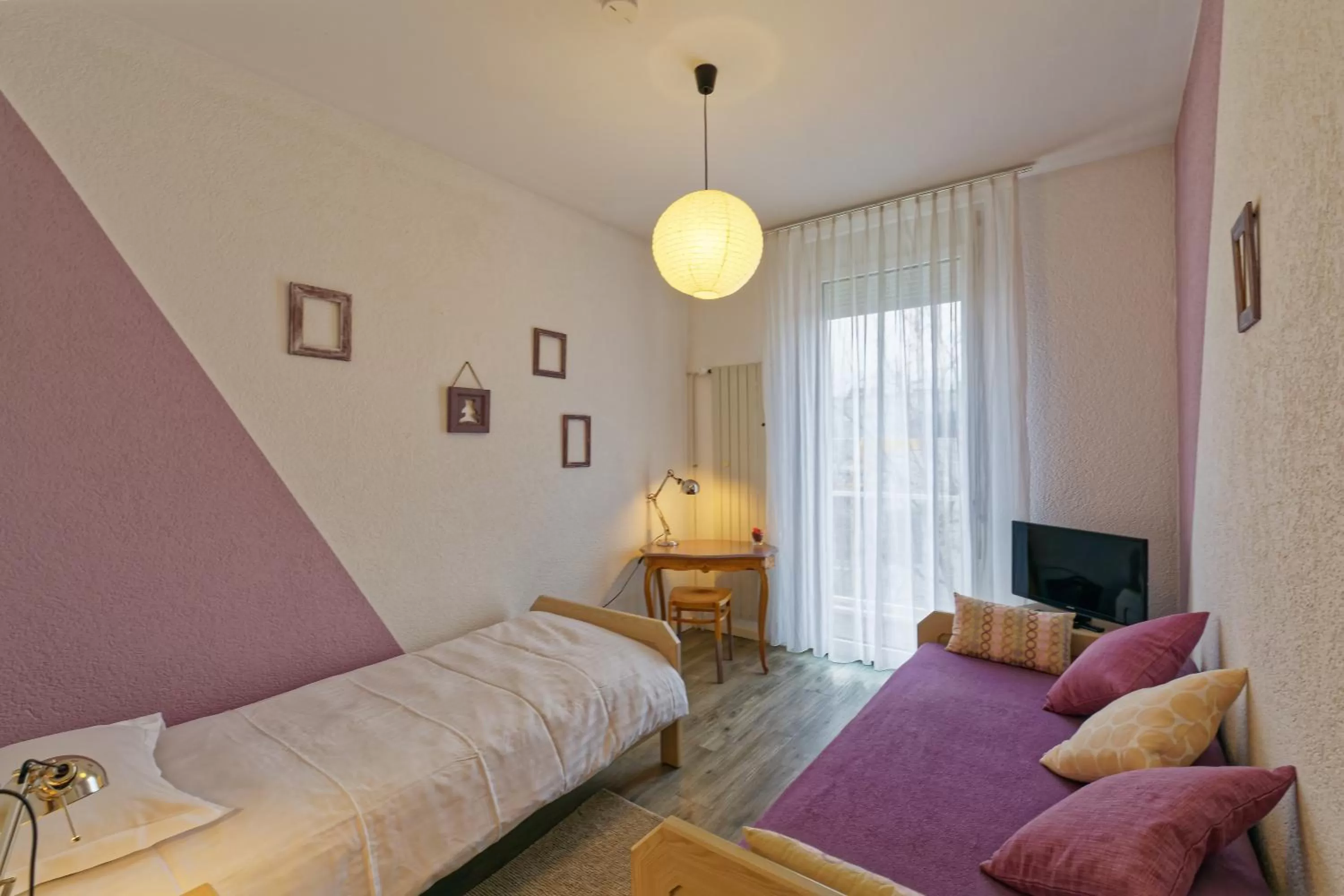 Photo of the whole room, Bed in Les Chambres du CTN