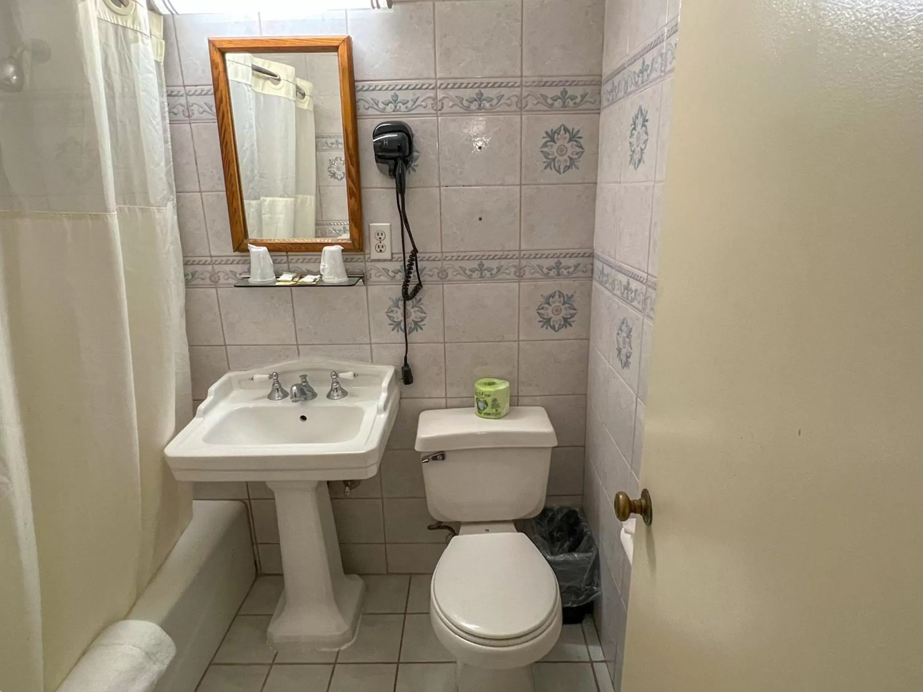 Bathroom in Viking Motel-Ventura