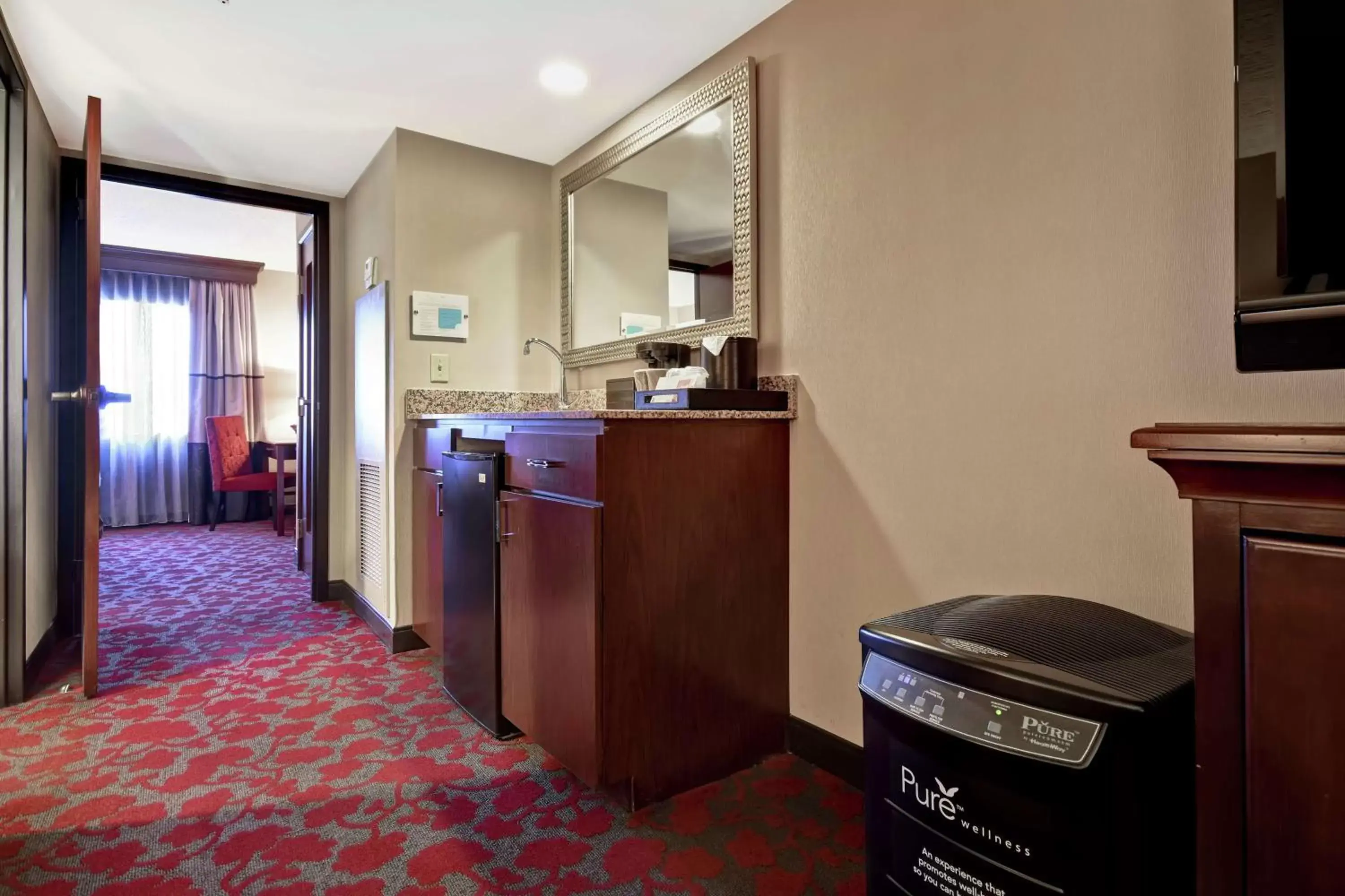 Photo of the whole room, Kitchen/Kitchenette in Embassy Suites by Hilton Dulles Airport