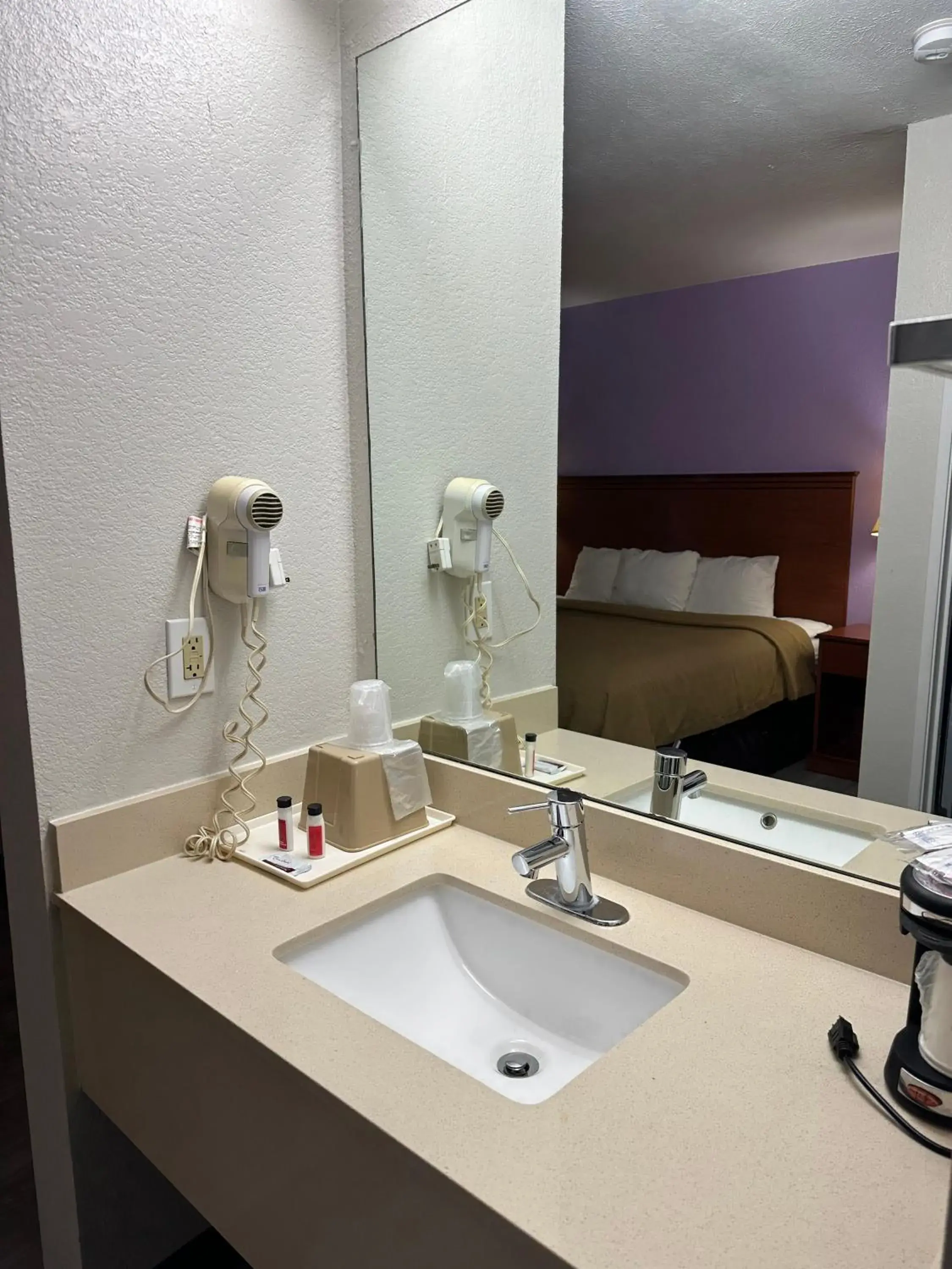 Coffee/tea facilities, Bathroom in Baymont by Wyndham Omaha SW