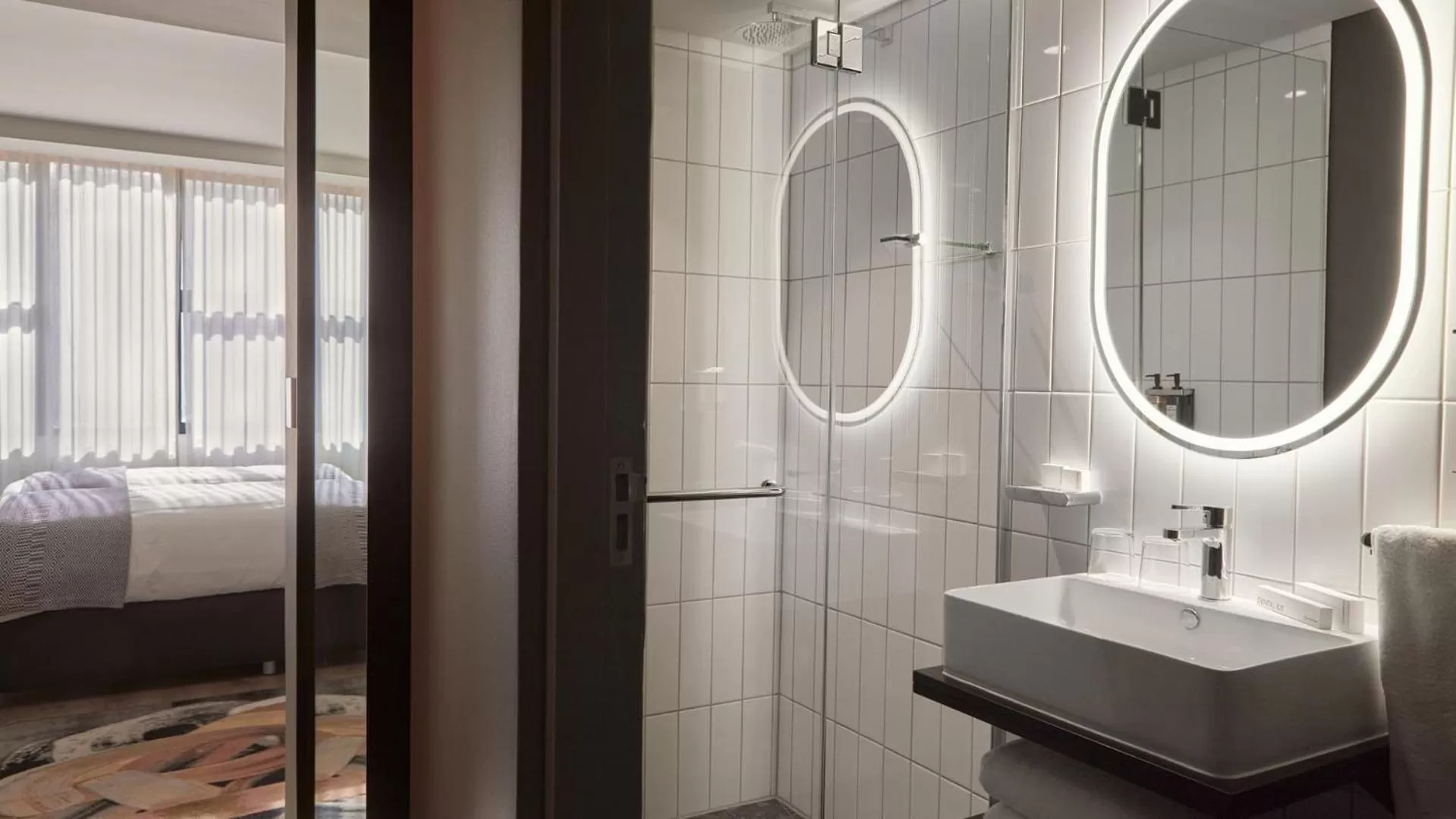 Shower, Bed in The Rockefeller Hotel by NEWMARK