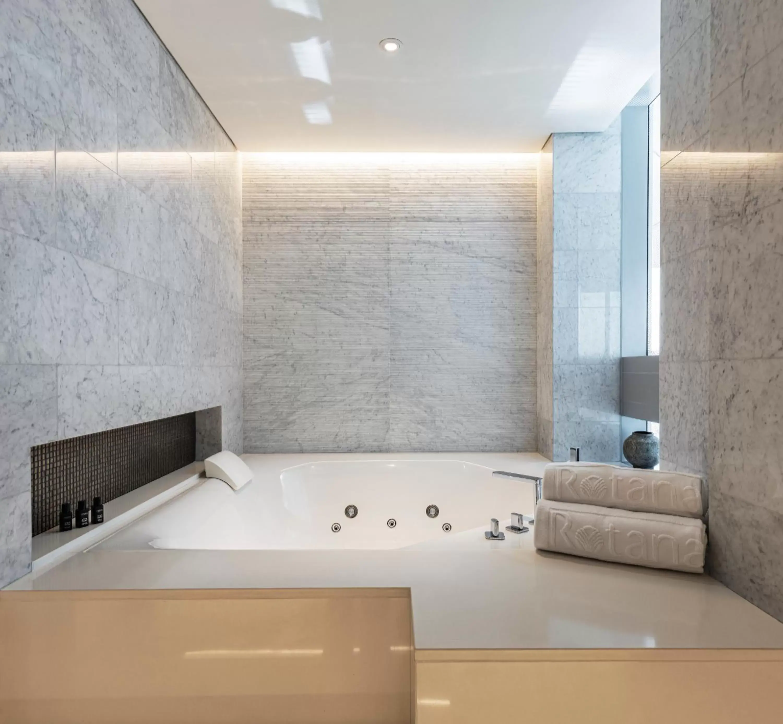 Bath, Bathroom in Al Bandar Rotana – Dubai Creek