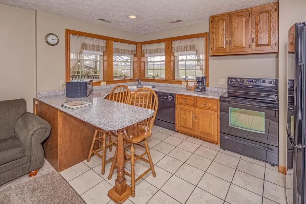 Kitchen or kitchenette, Kitchen/Kitchenette in Sojourner's Lodge & Log Cabin Suites