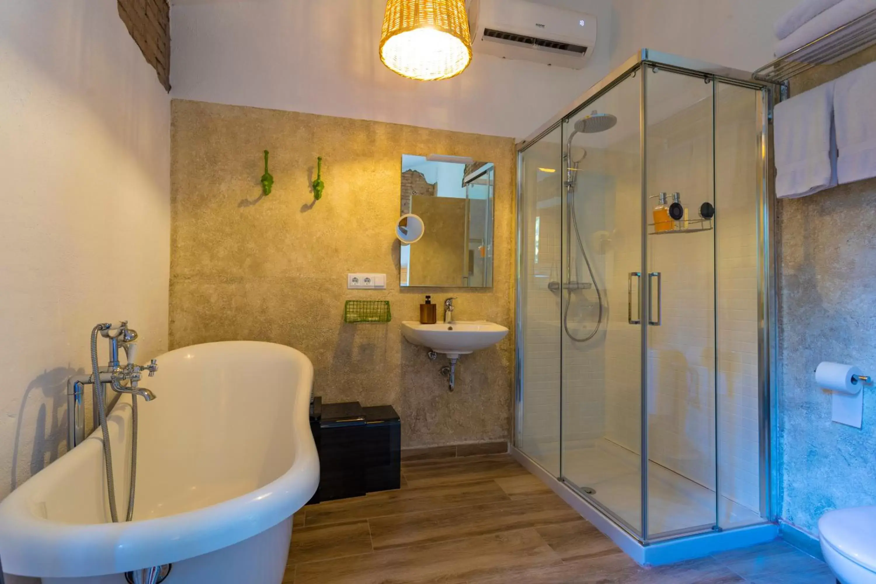 Shower, Bathroom in Hotel Torre Barcelona