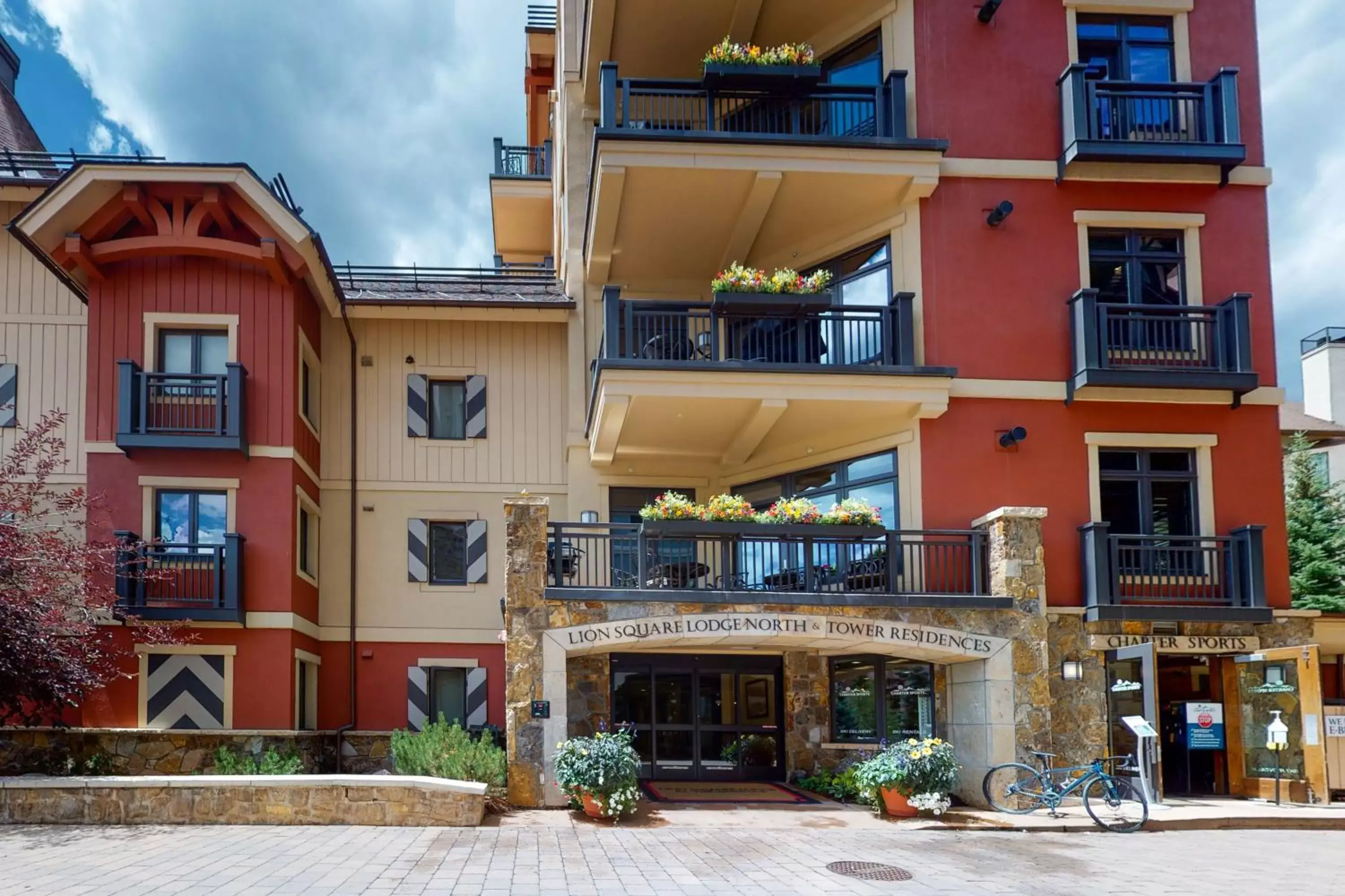 Facade/Entrance in Lion Square Lodge