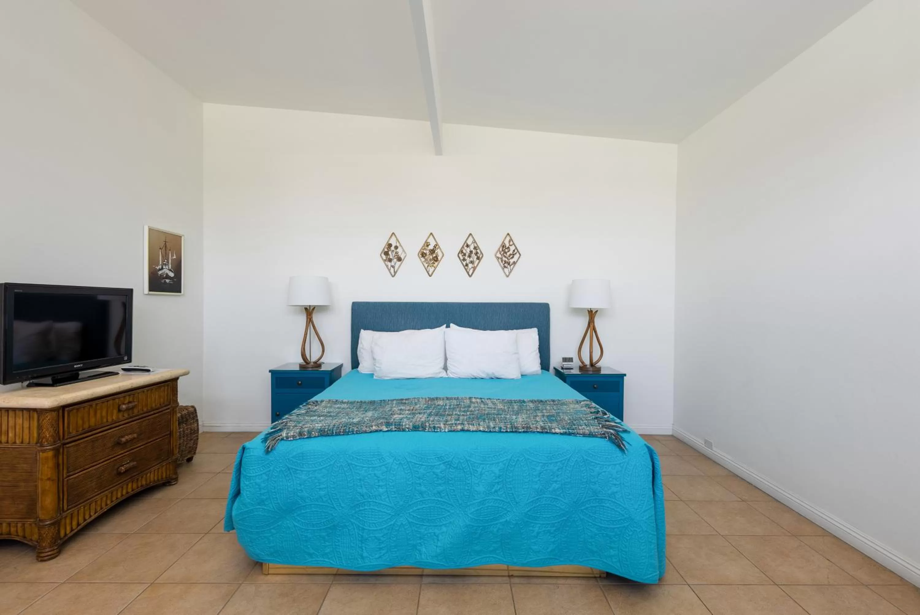 Bed in The Monkey Tree Hotel by AvantStay