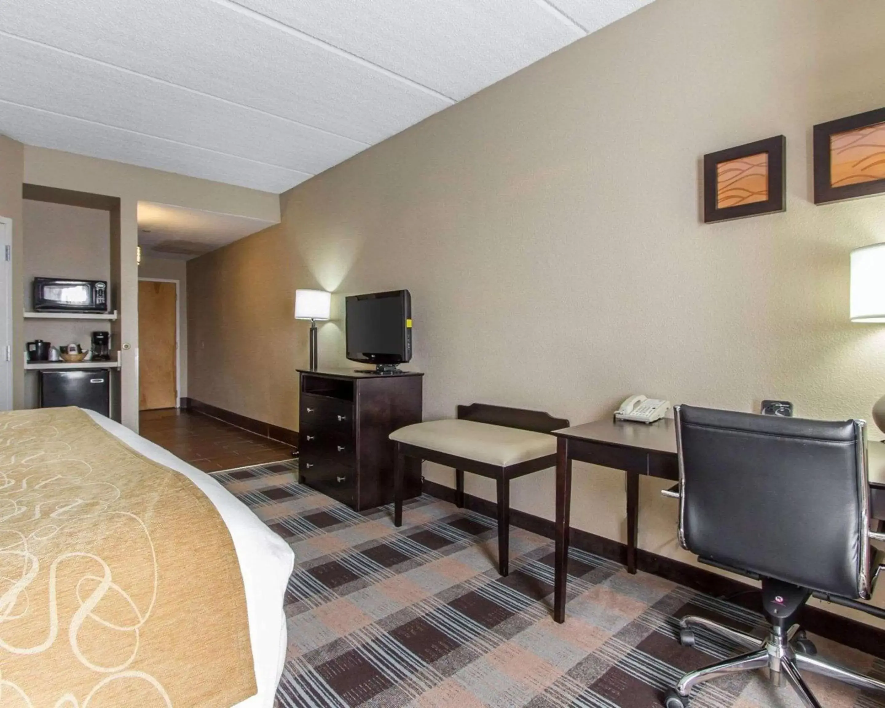 Photo of the whole room, TV/Entertainment Center in Comfort Suites Kenner