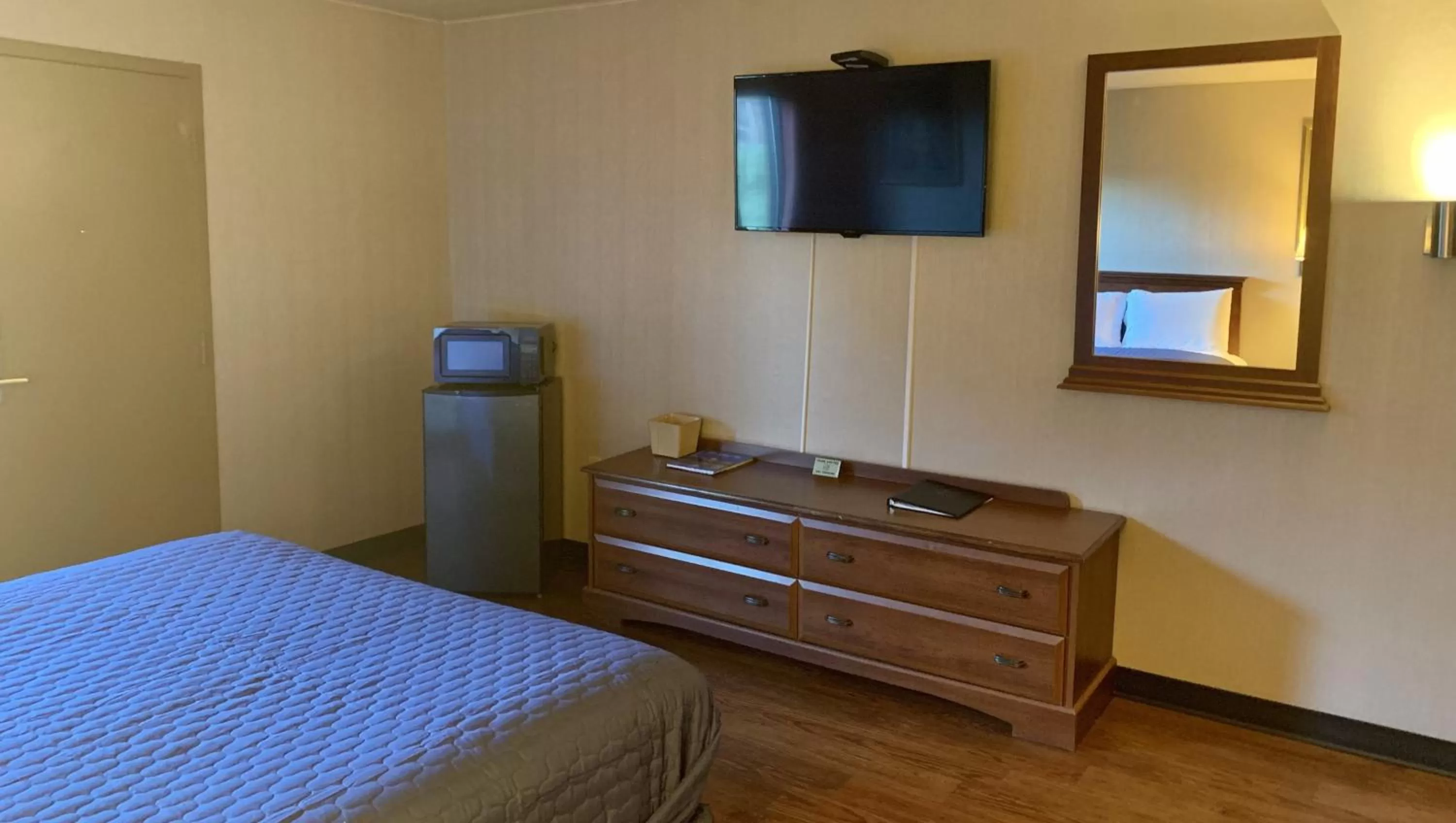 Bedroom, Bed in Magnuson Grand Harrisburg