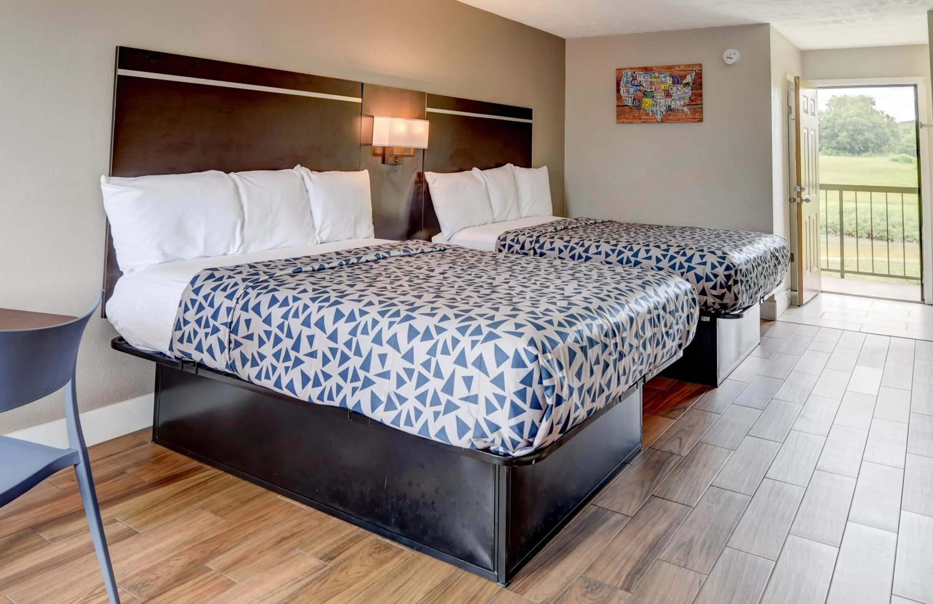 Bed in Econo Lodge Sevierville-Pigeon Forge on the River