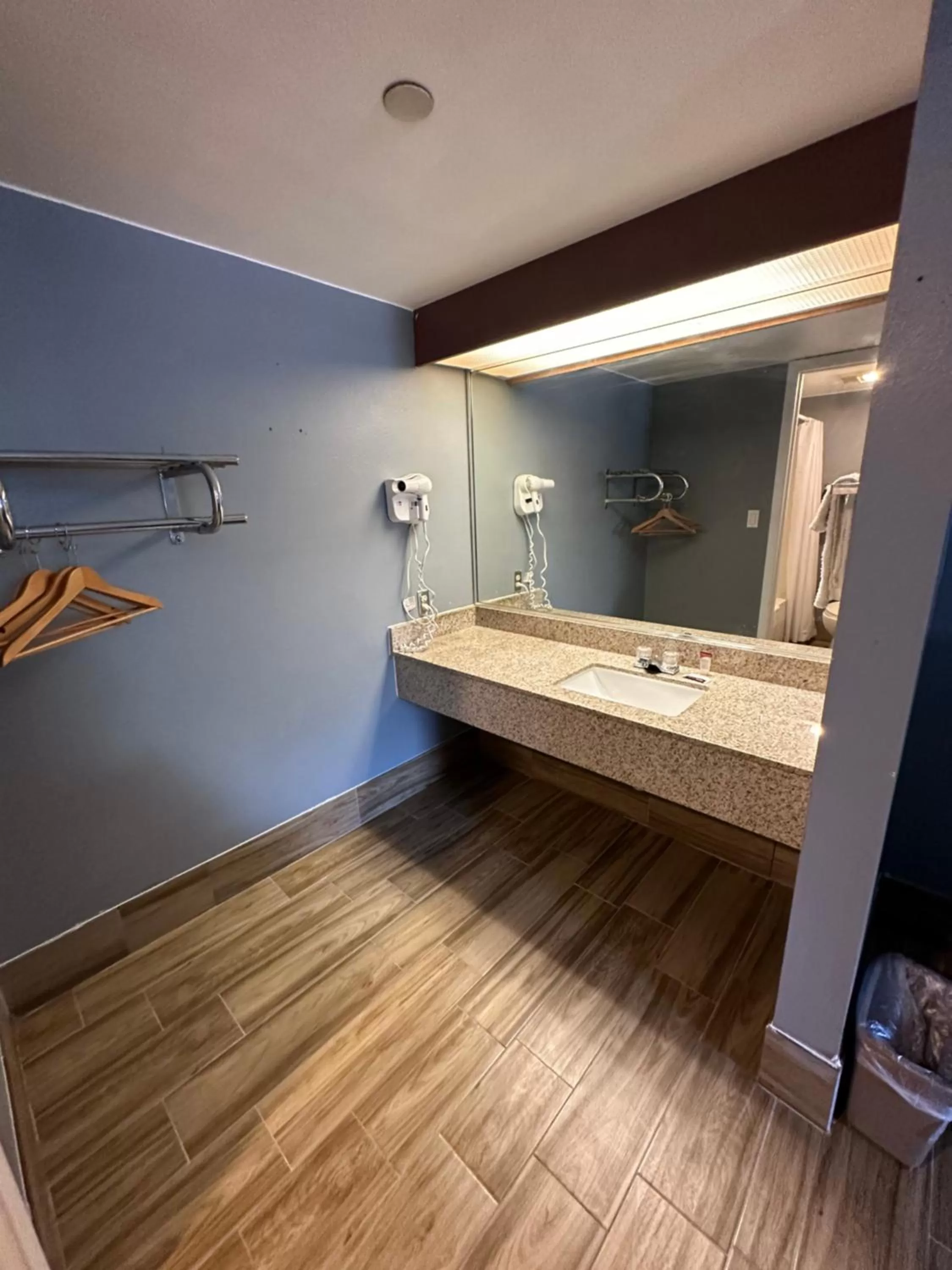 Bathroom in HillView Inn at Six Flags Fiesta