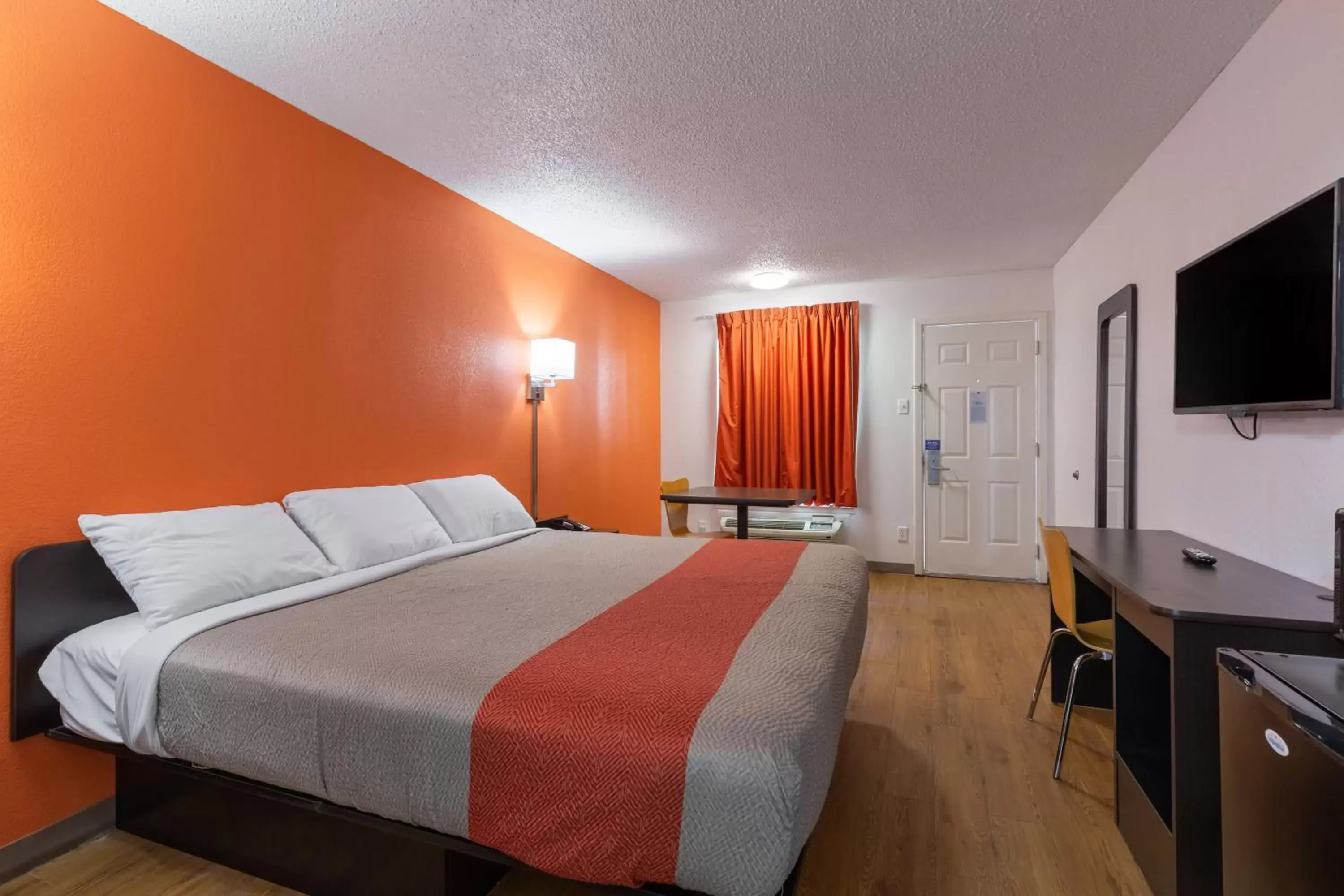 Bedroom, Bed in Motel 6-Bryan, TX - University Area