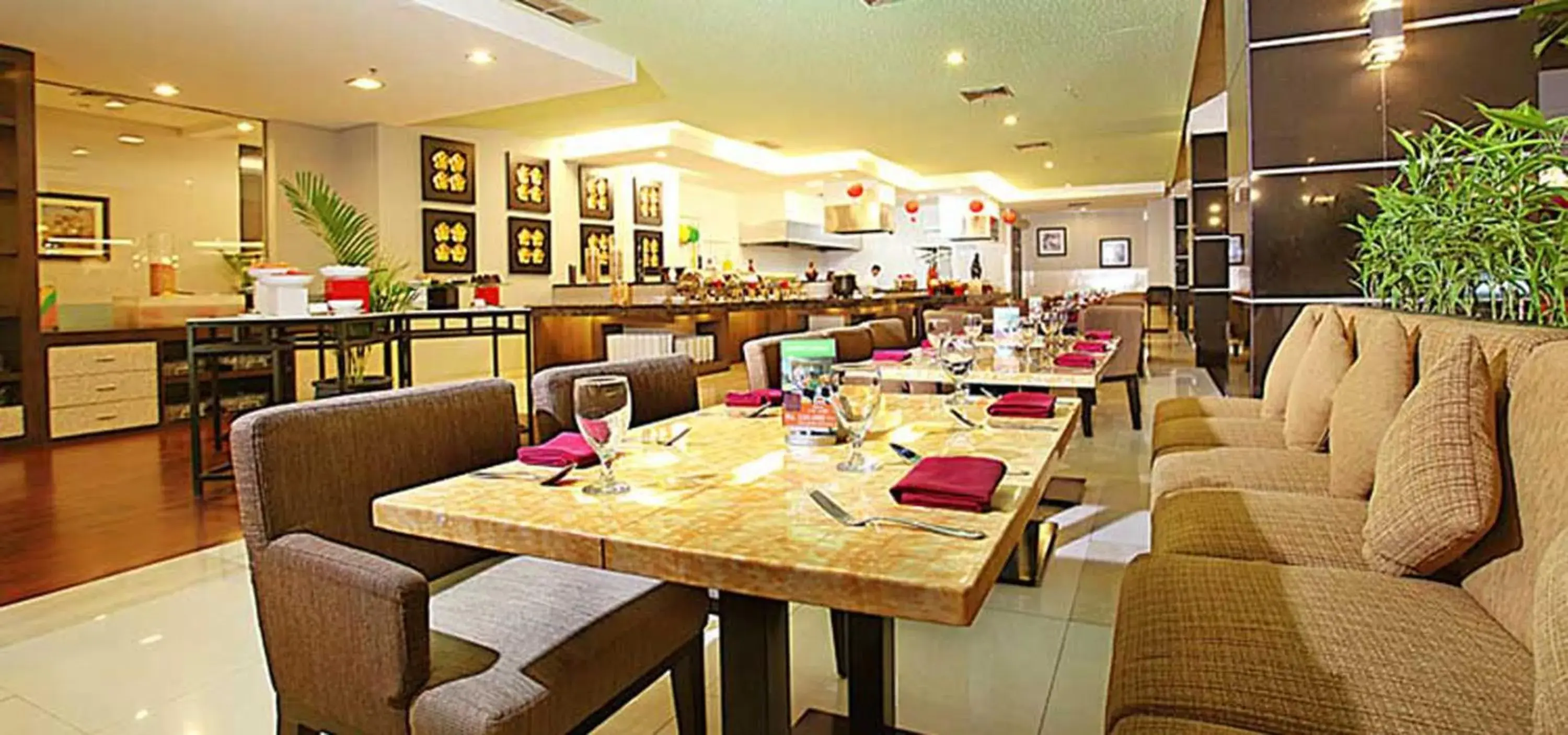 Restaurant/Places to Eat in Golden Flower Hotel