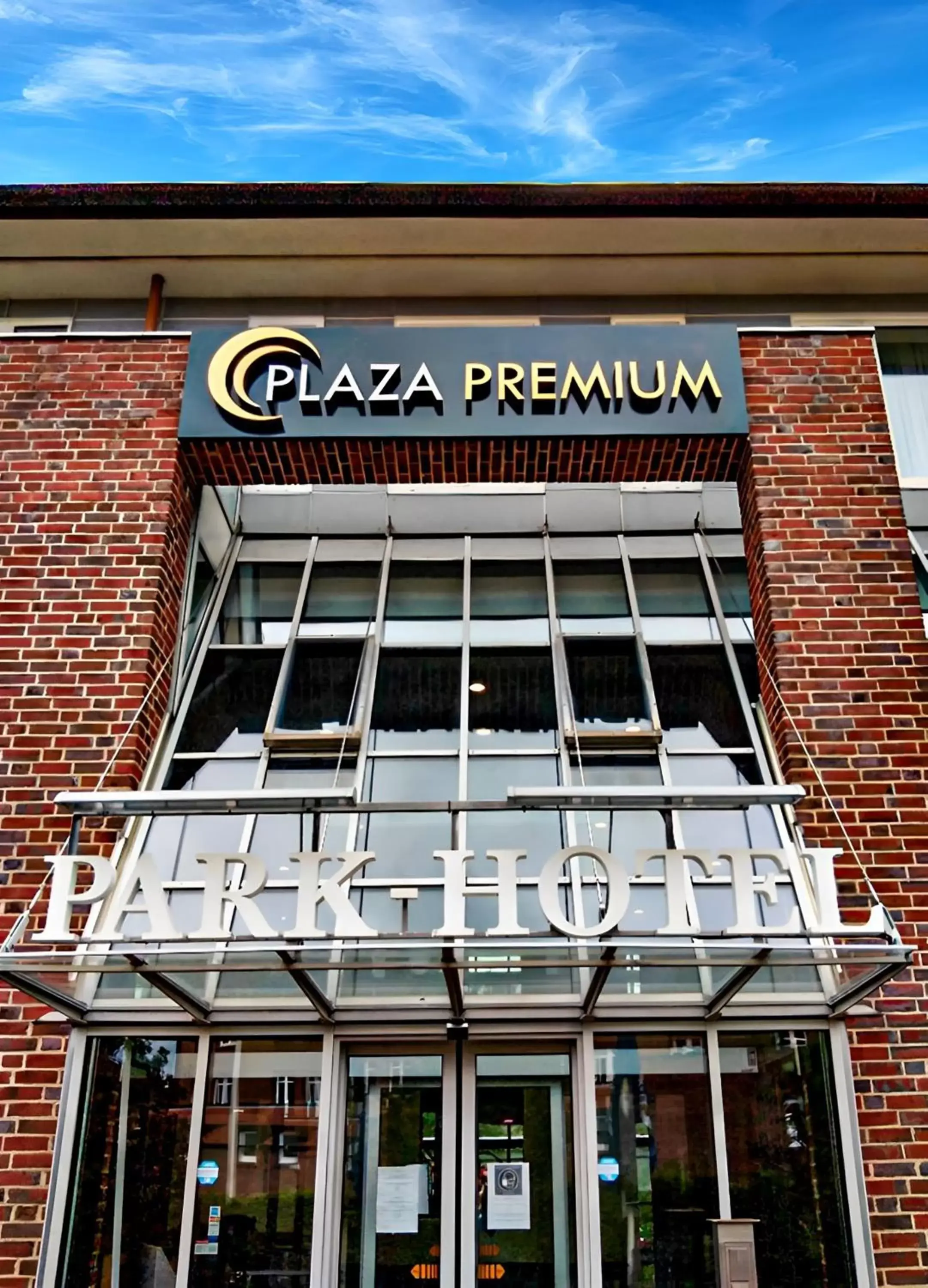 Facade/entrance, Property Building in PLAZA Premium Parkhotel Norderstedt