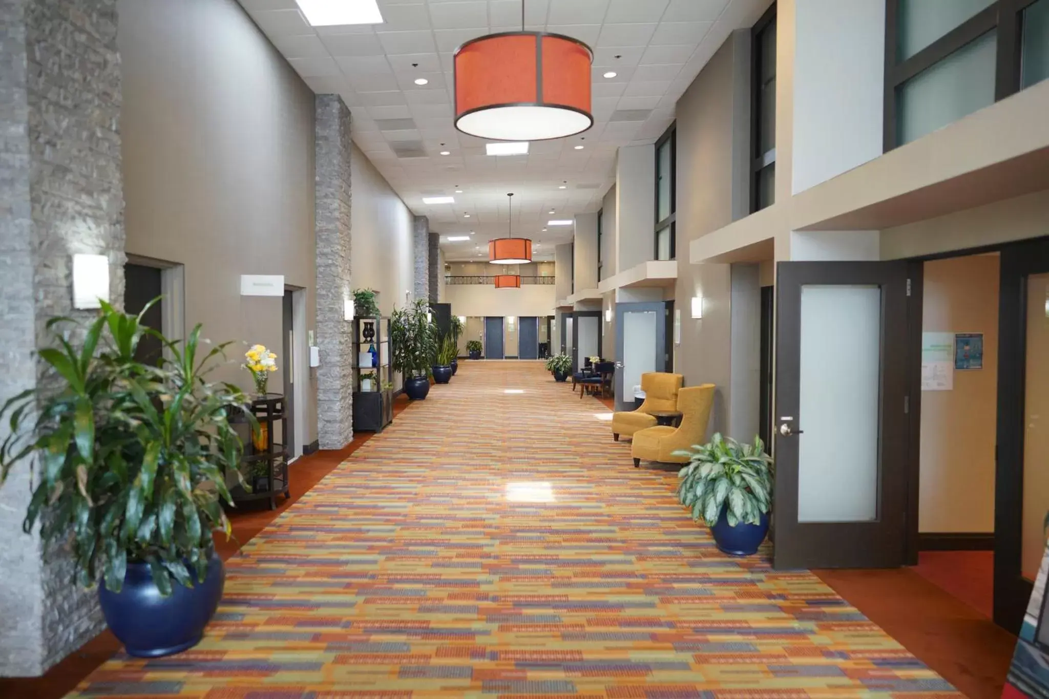 Property building, Lobby/Reception in Holiday Inn & Suites Chicago-Carol Stream Wheaton, an IHG Hotel