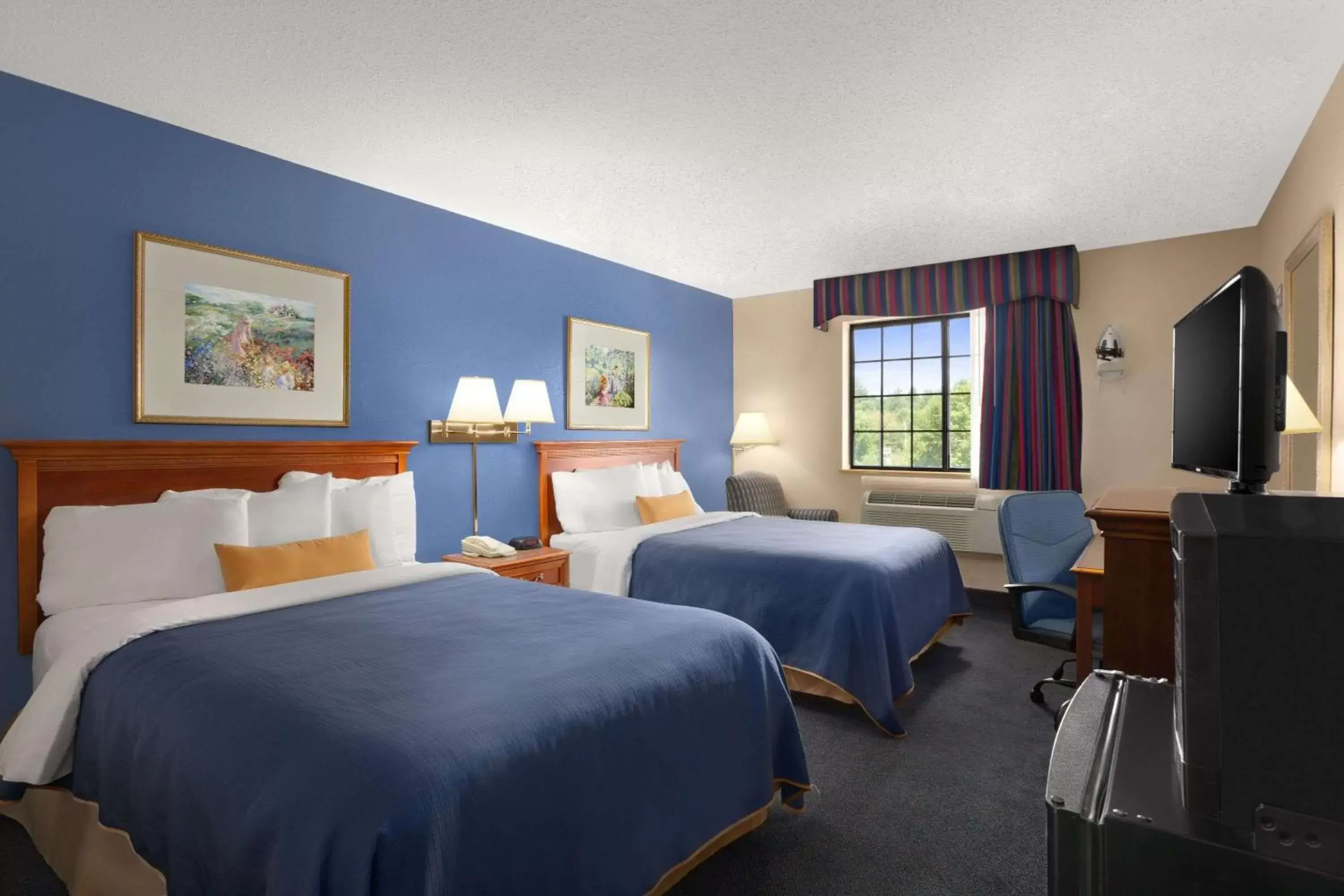 Photo of the whole room, Bed in Days Inn by Wyndham Keene NH