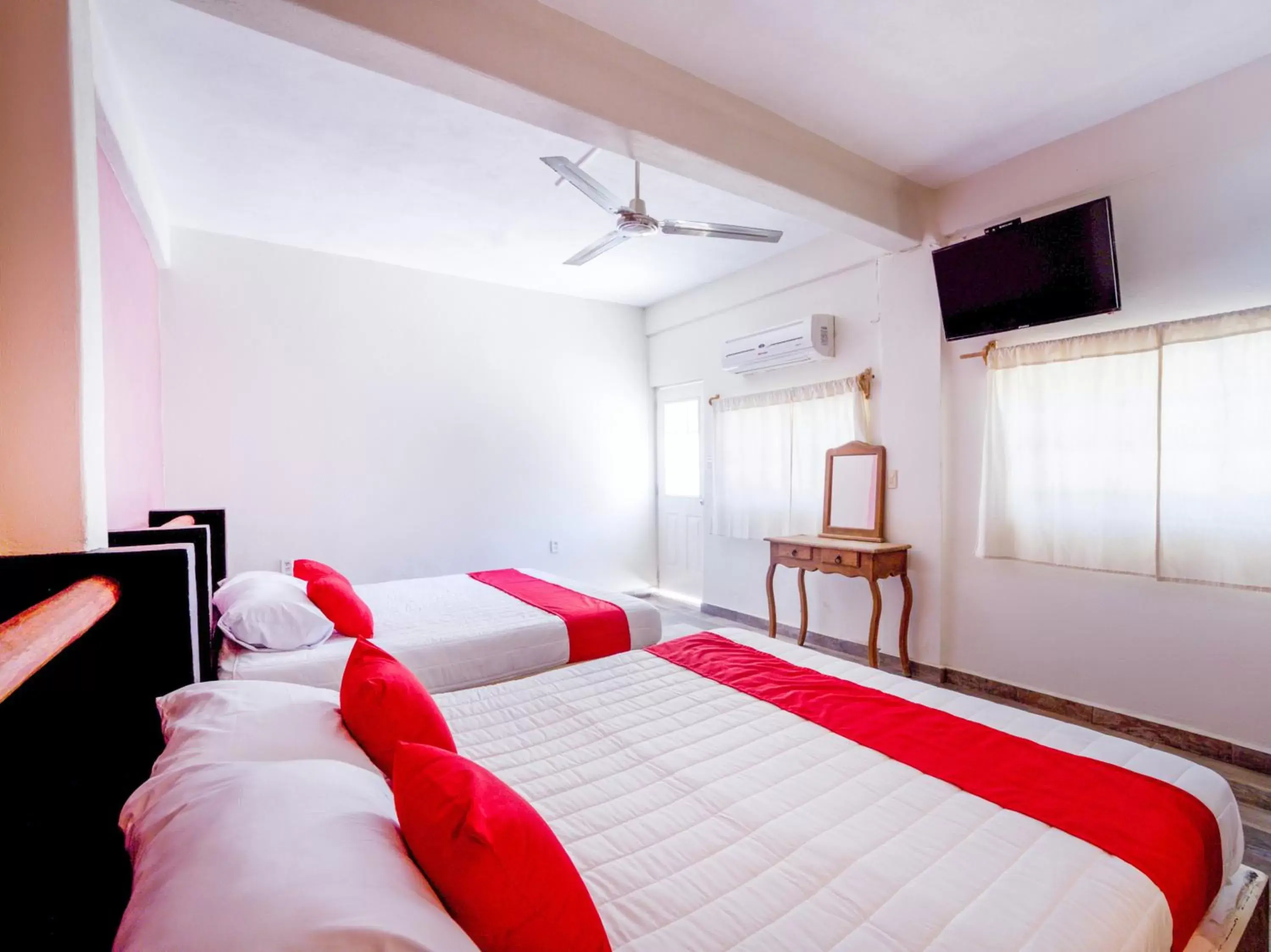 Photo of the whole room, Bed in OYO Hotel Posada Lys, Zihuatanejo