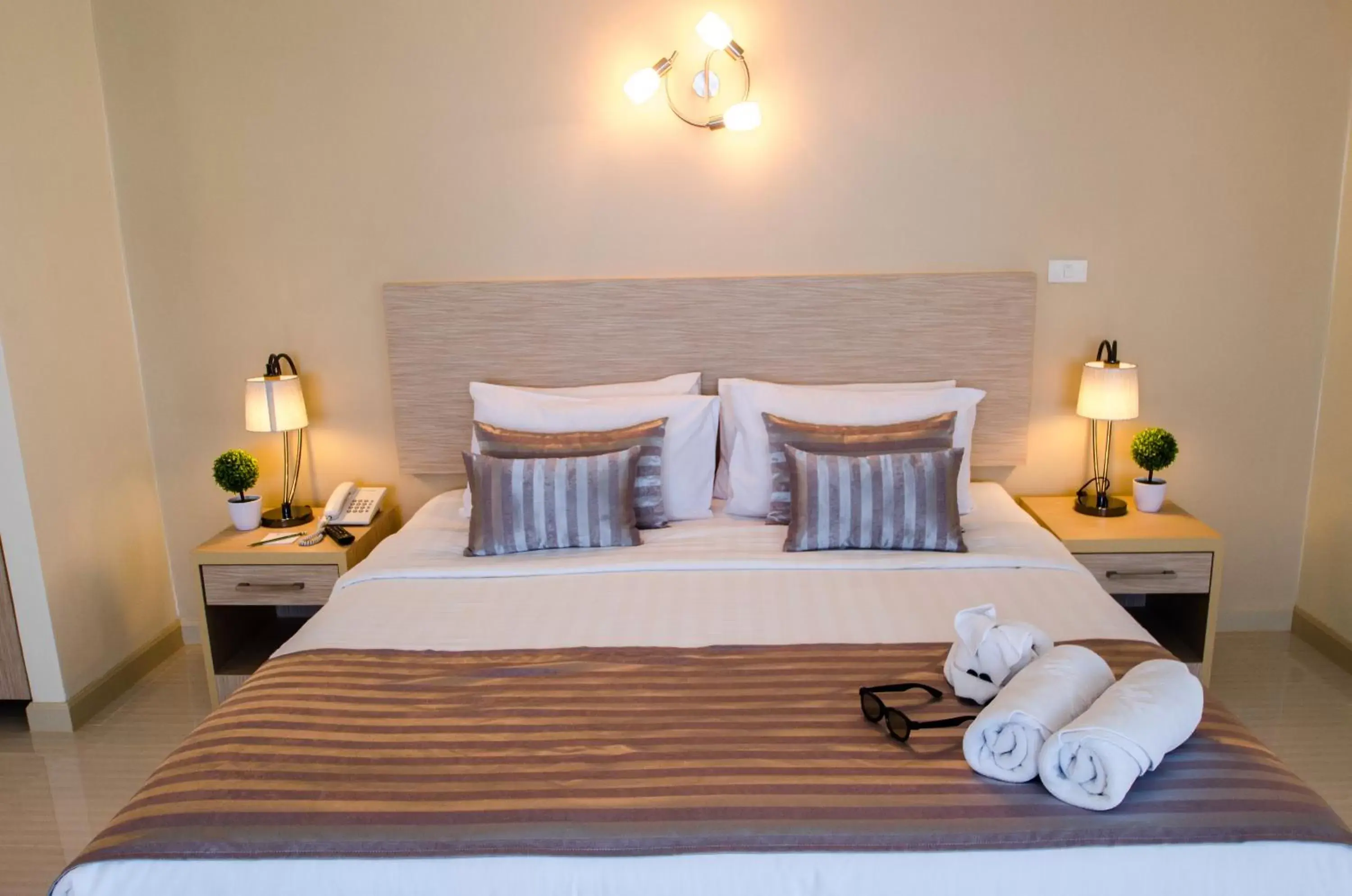 Bed in Thipurai City Hotel