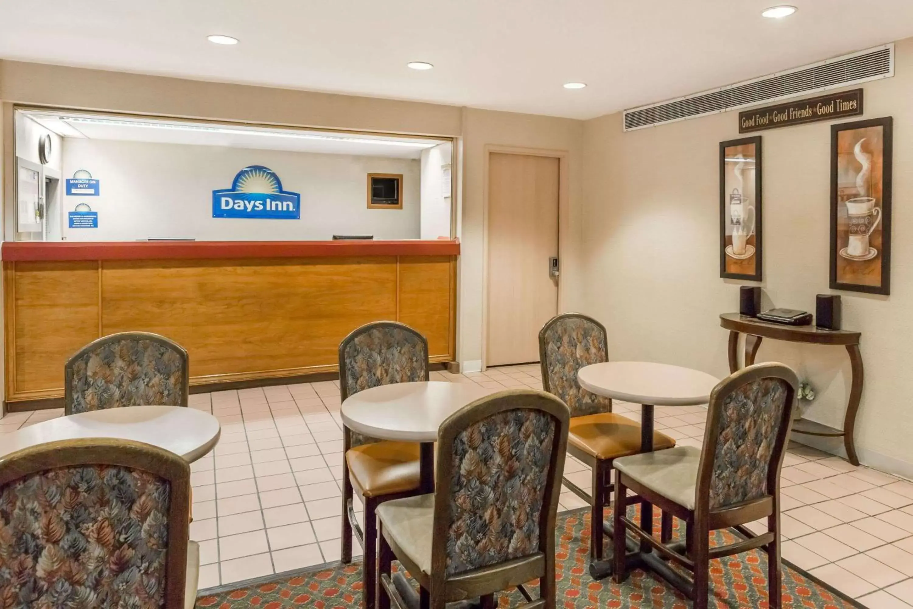 Lobby or reception, Lounge/Bar in Days Inn by Wyndham West Des Moines - Clive
