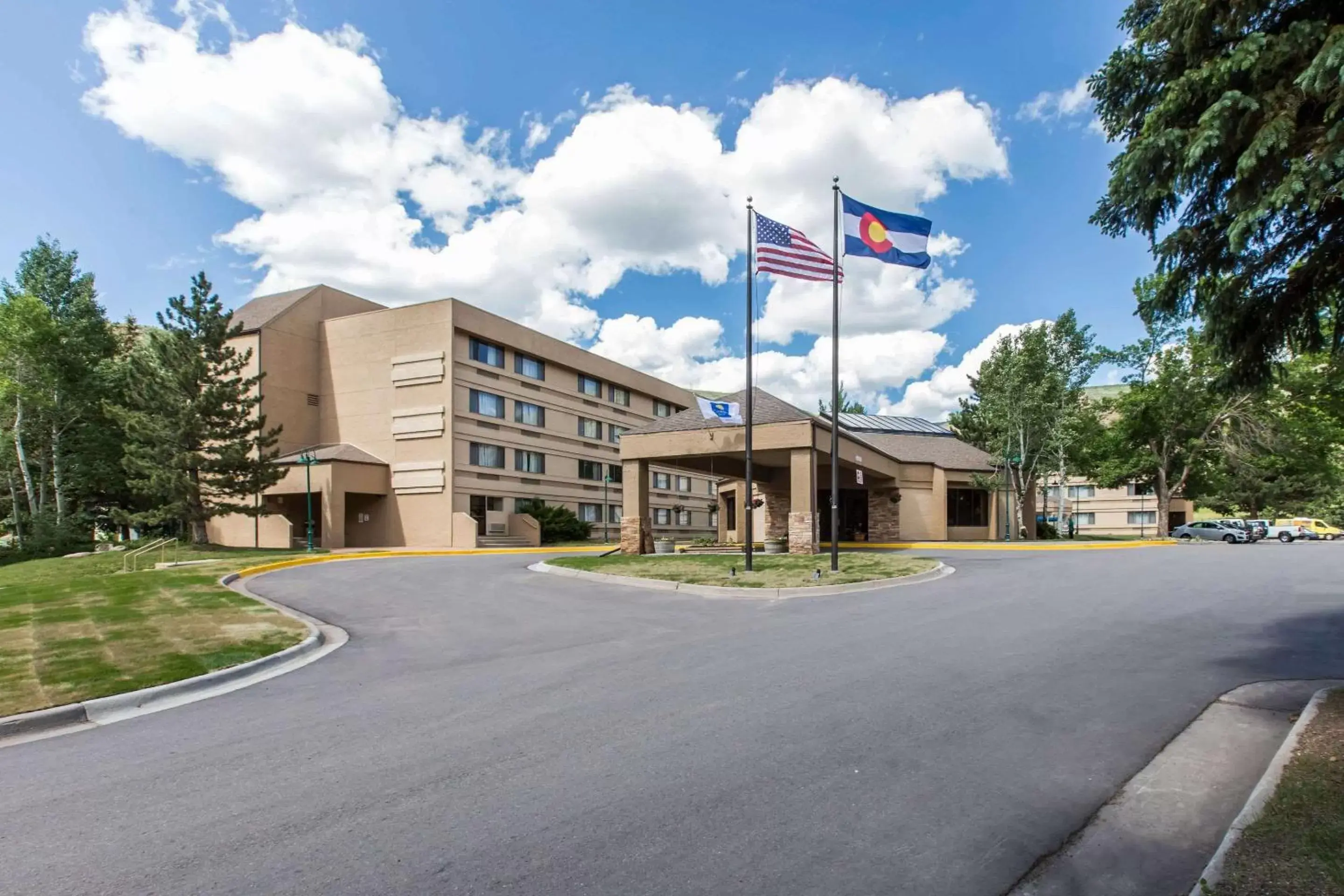 Property Building in Comfort Inn Near Vail Beaver Creek