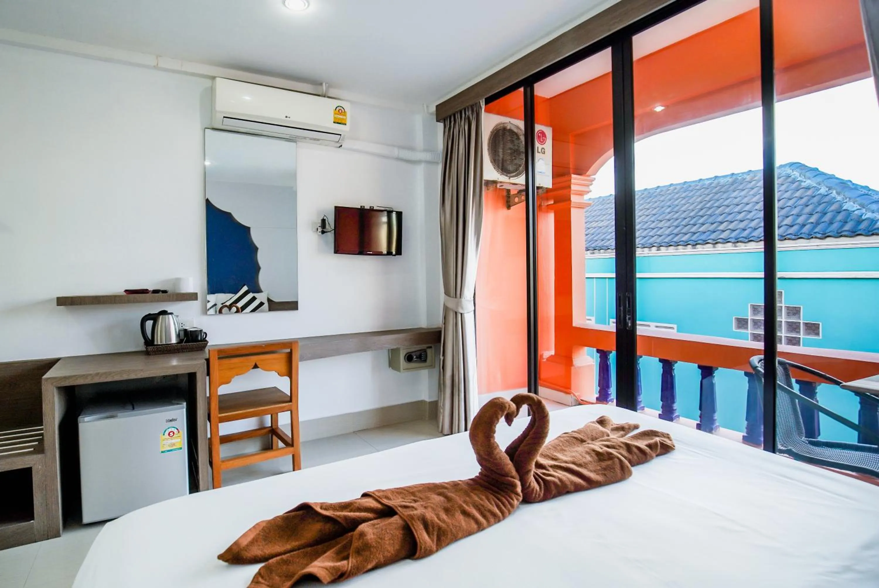 Photo of the whole room, Bed in Khaleej Mass Hotel Patong