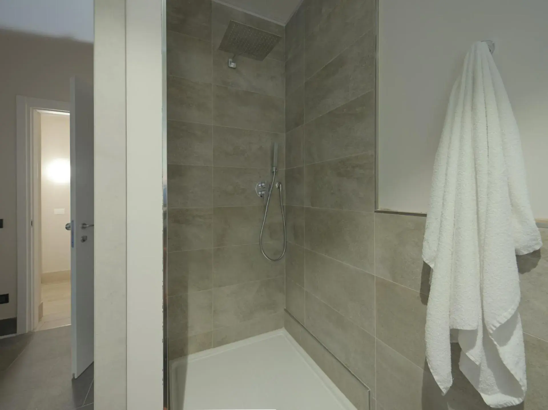 Shower, Bathroom in Hotel Seven Rooms