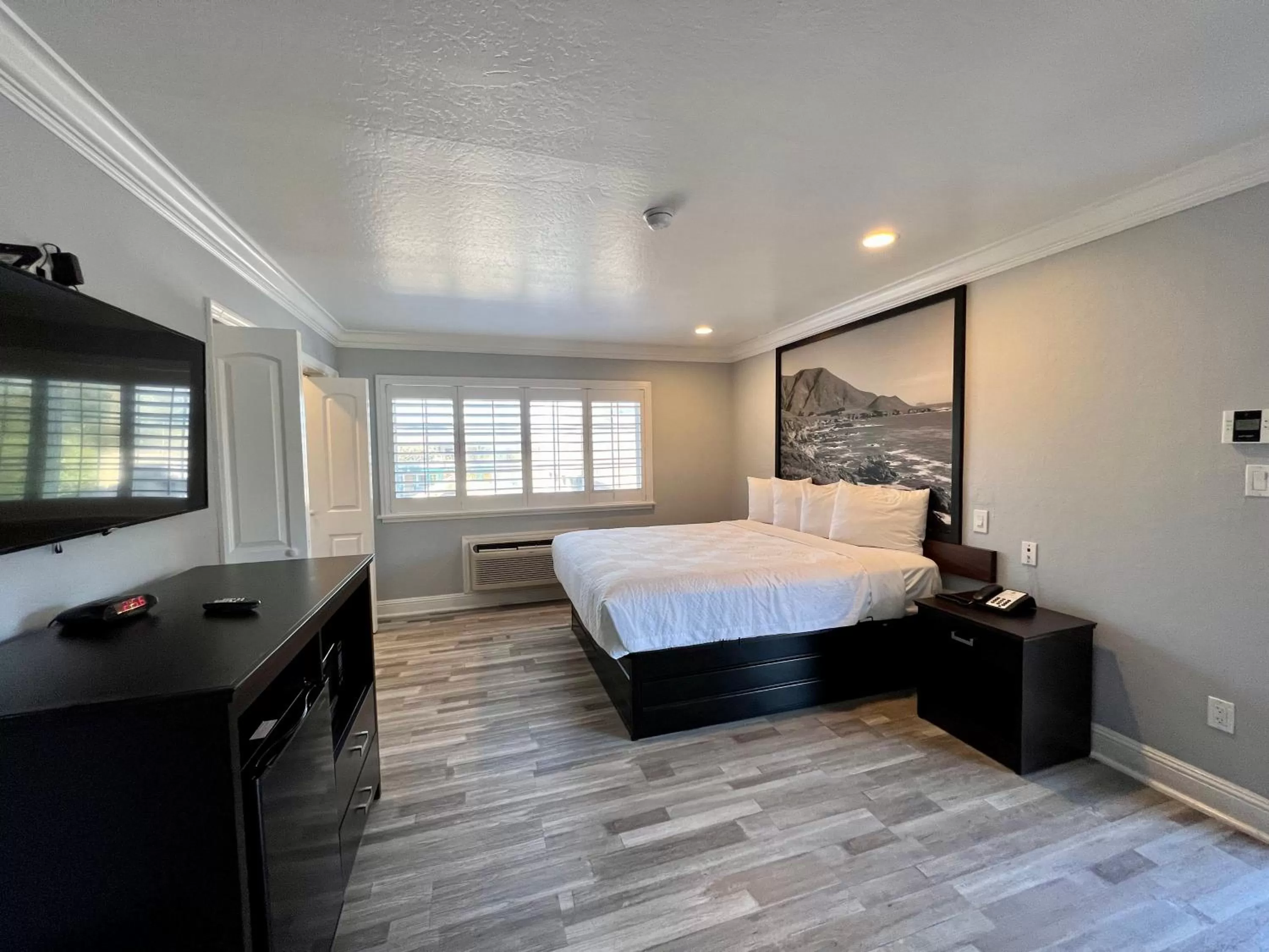 Photo of the whole room, Bed in Aura Inn Monterey