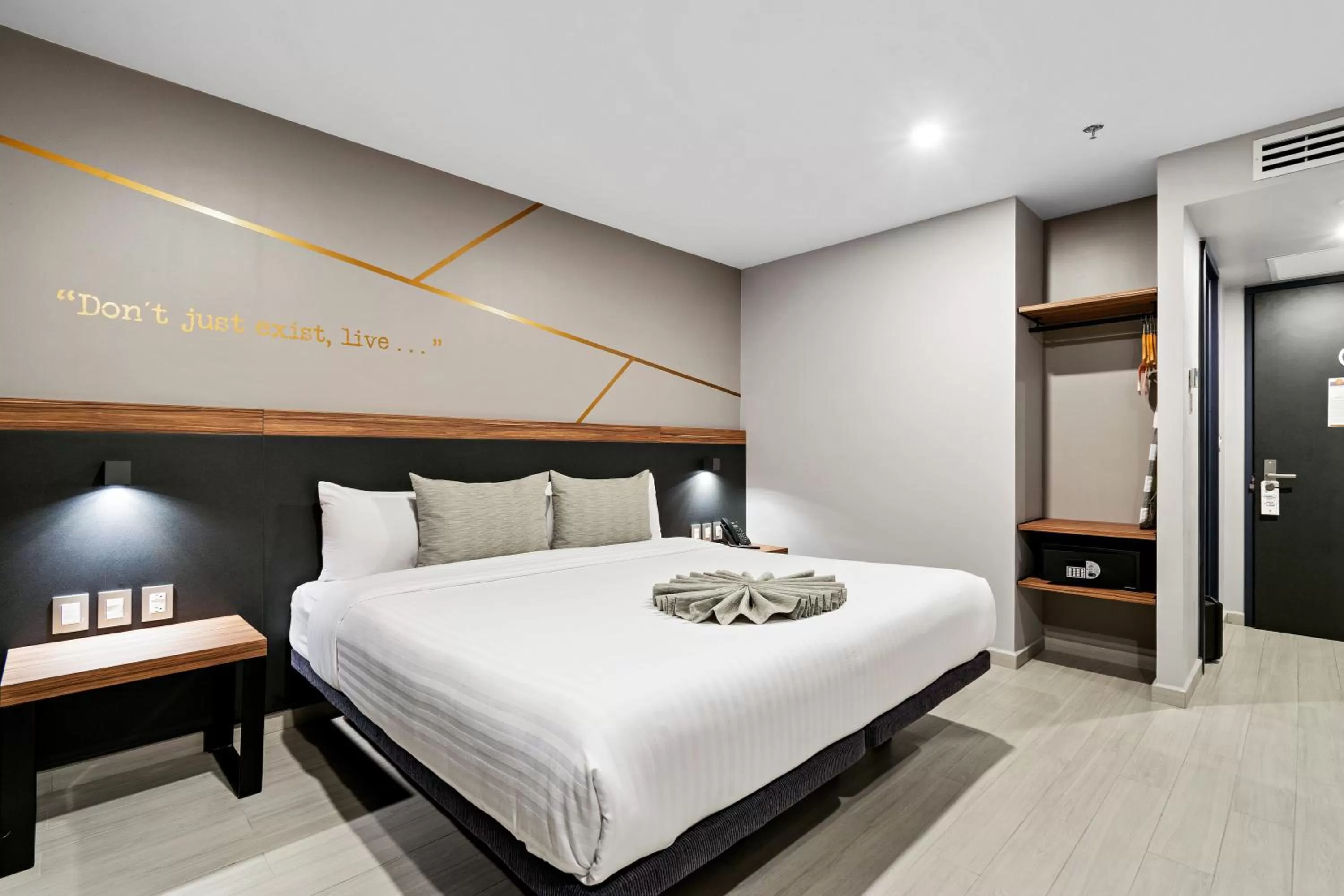 Bedroom, Bed in Bedford Hotel