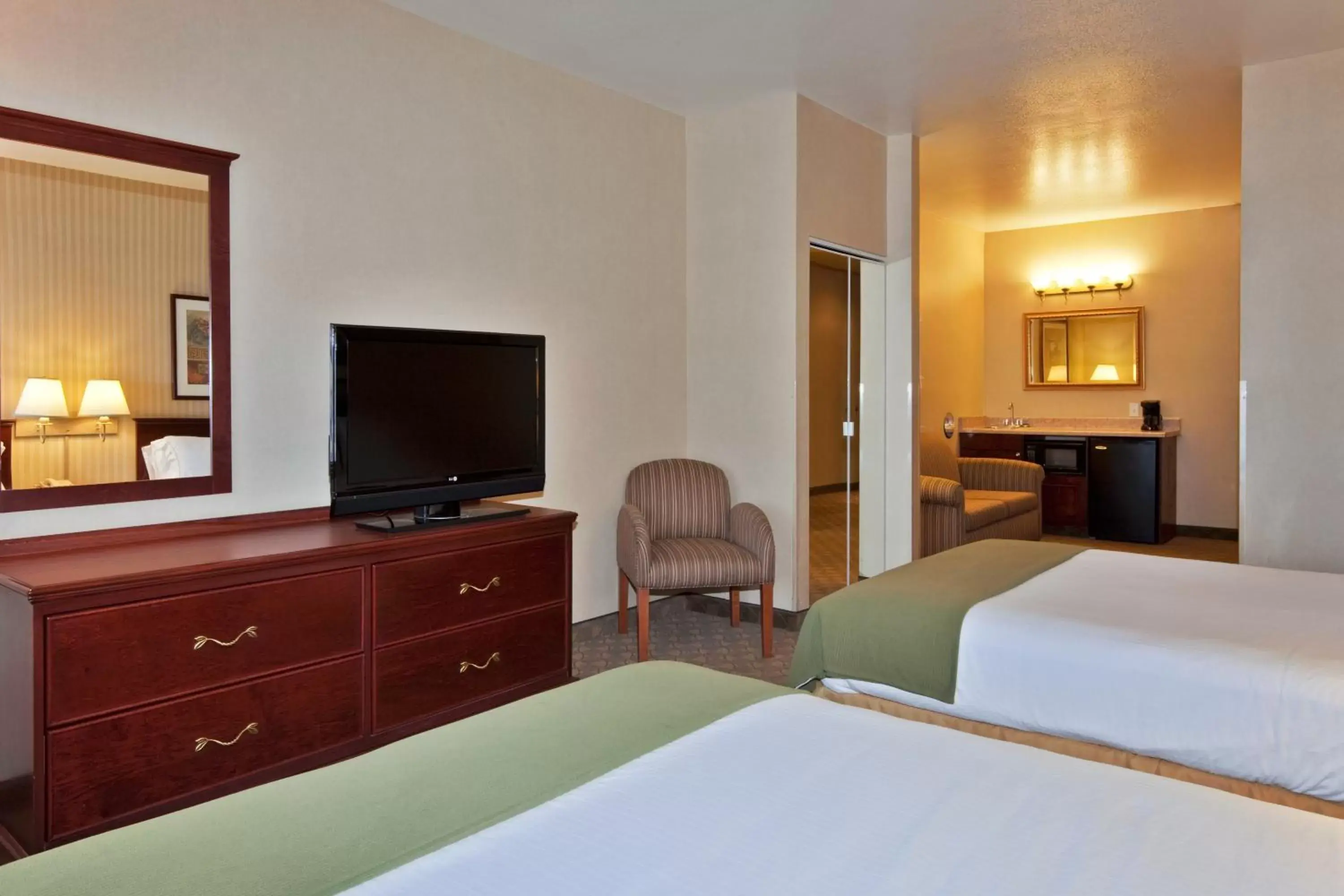 Bedroom, Bed in Holiday Inn Express Hotel and Suites - Henderson, an IHG Hotel