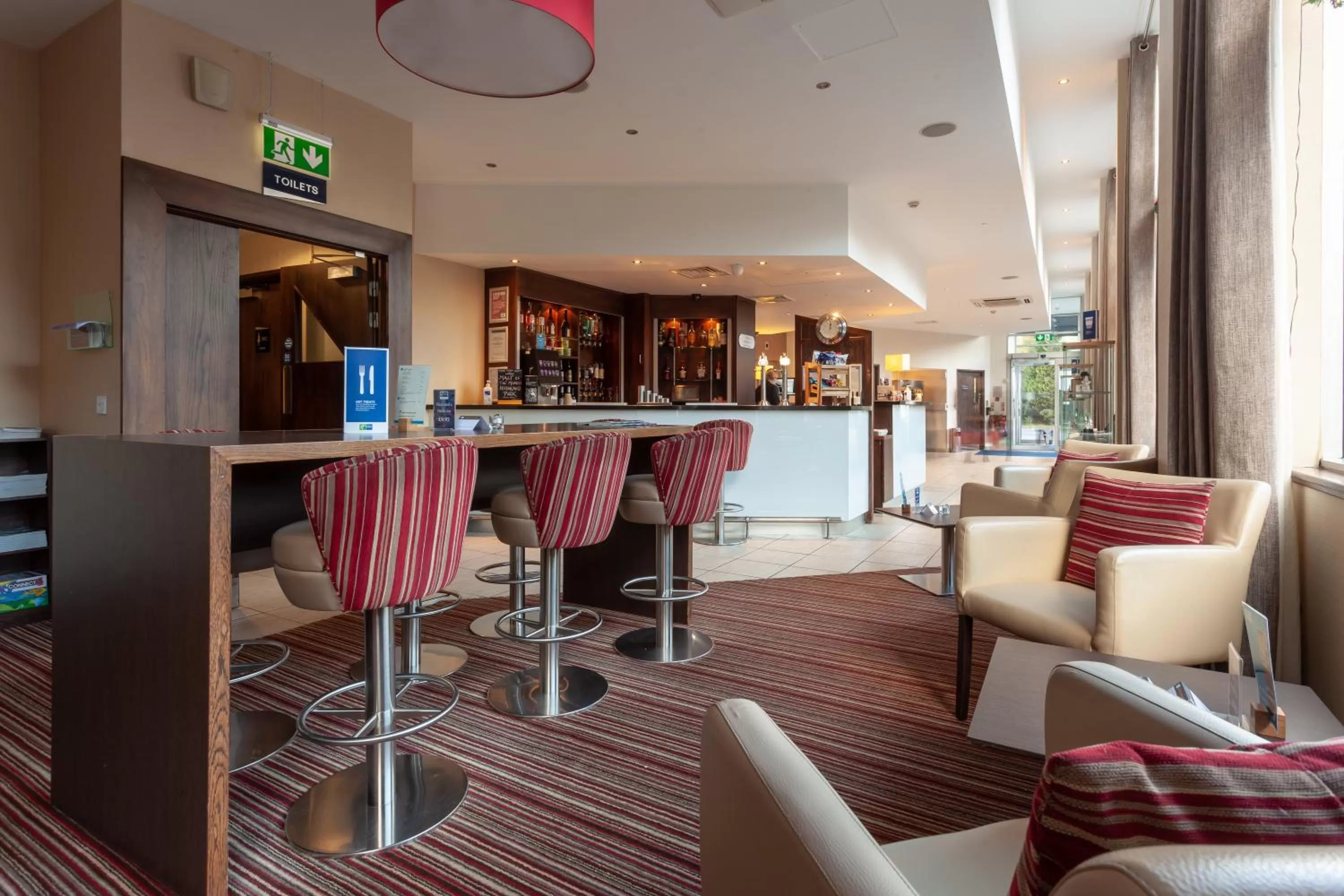 Lounge or bar in Holiday Inn Express - Glasgow - City Ctr Theatreland by IHG
