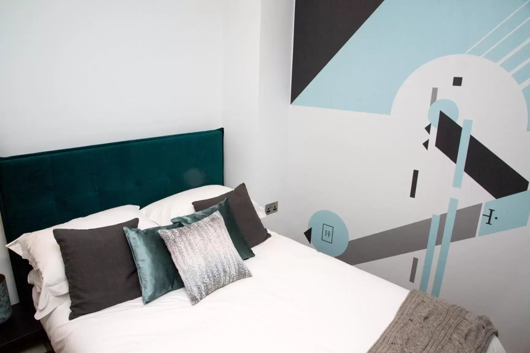 Bed in The Hugo - Hotel Concept Canterbury