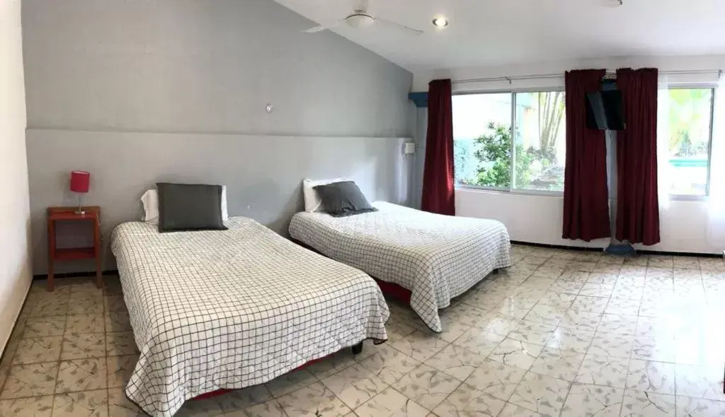 Photo of the whole room, Bed in Suites del Sureste - Mérida