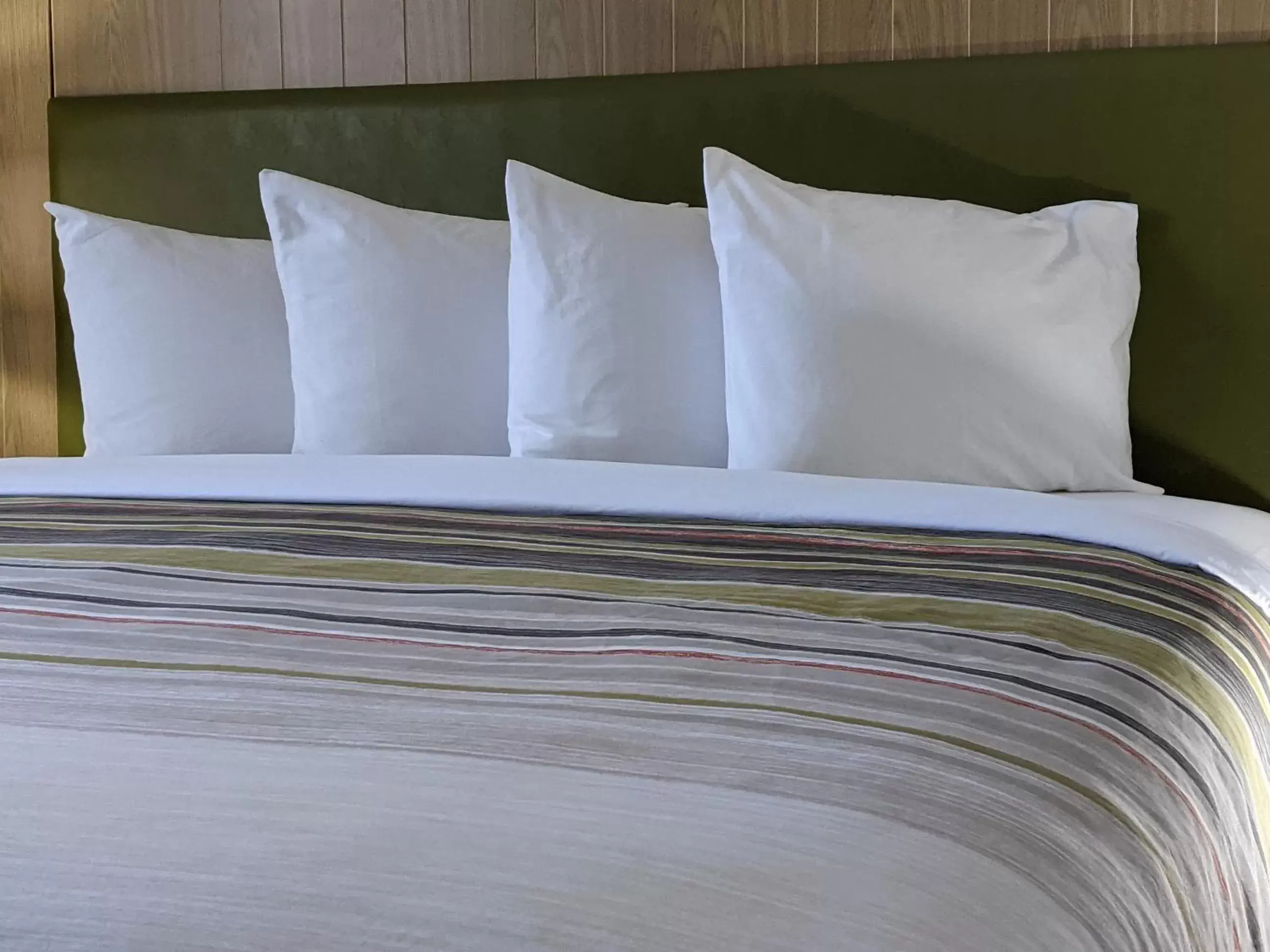 Bed in Country Inn & Suites by Radisson, Nashville, TN