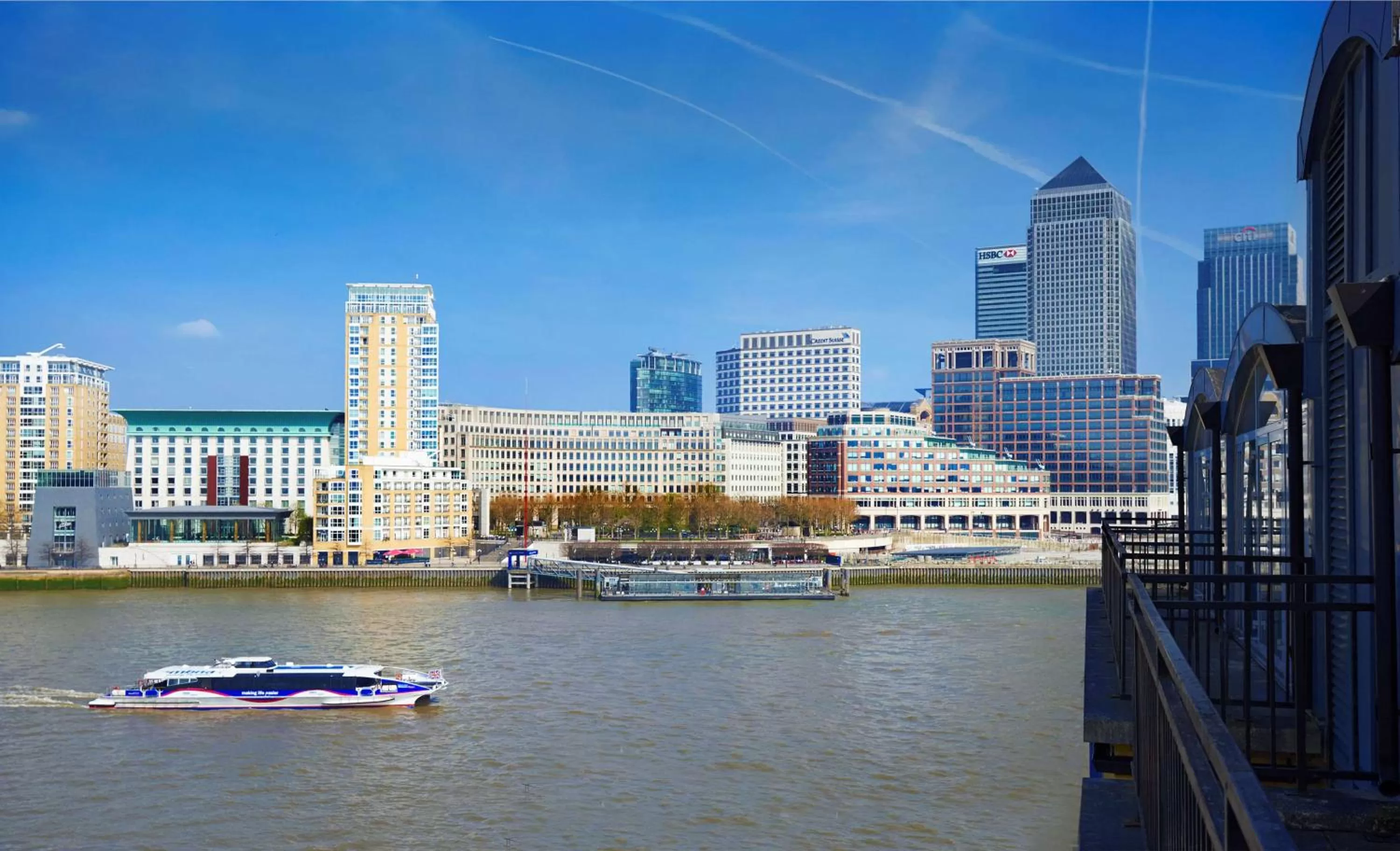 Deluxe Queen Room with View in DoubleTree by Hilton London – Docklands Riverside