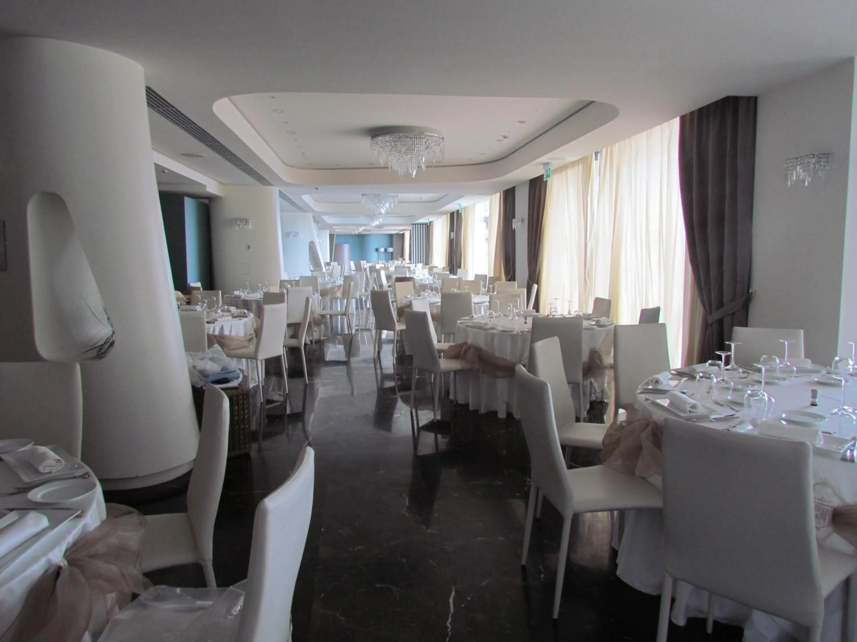 Restaurant/places to eat in Main Palace Hotel