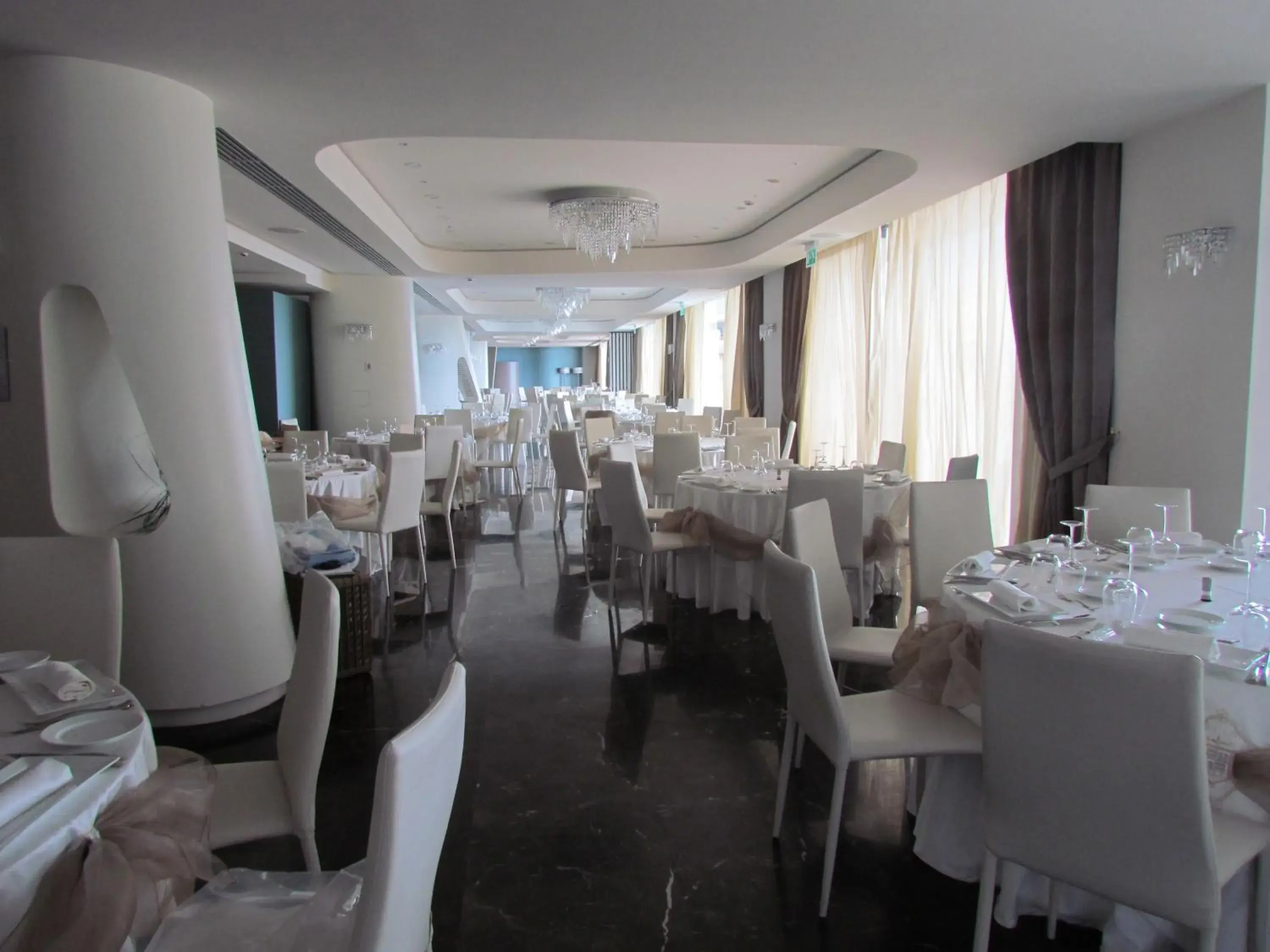 Restaurant/Places to Eat in Main Palace Hotel