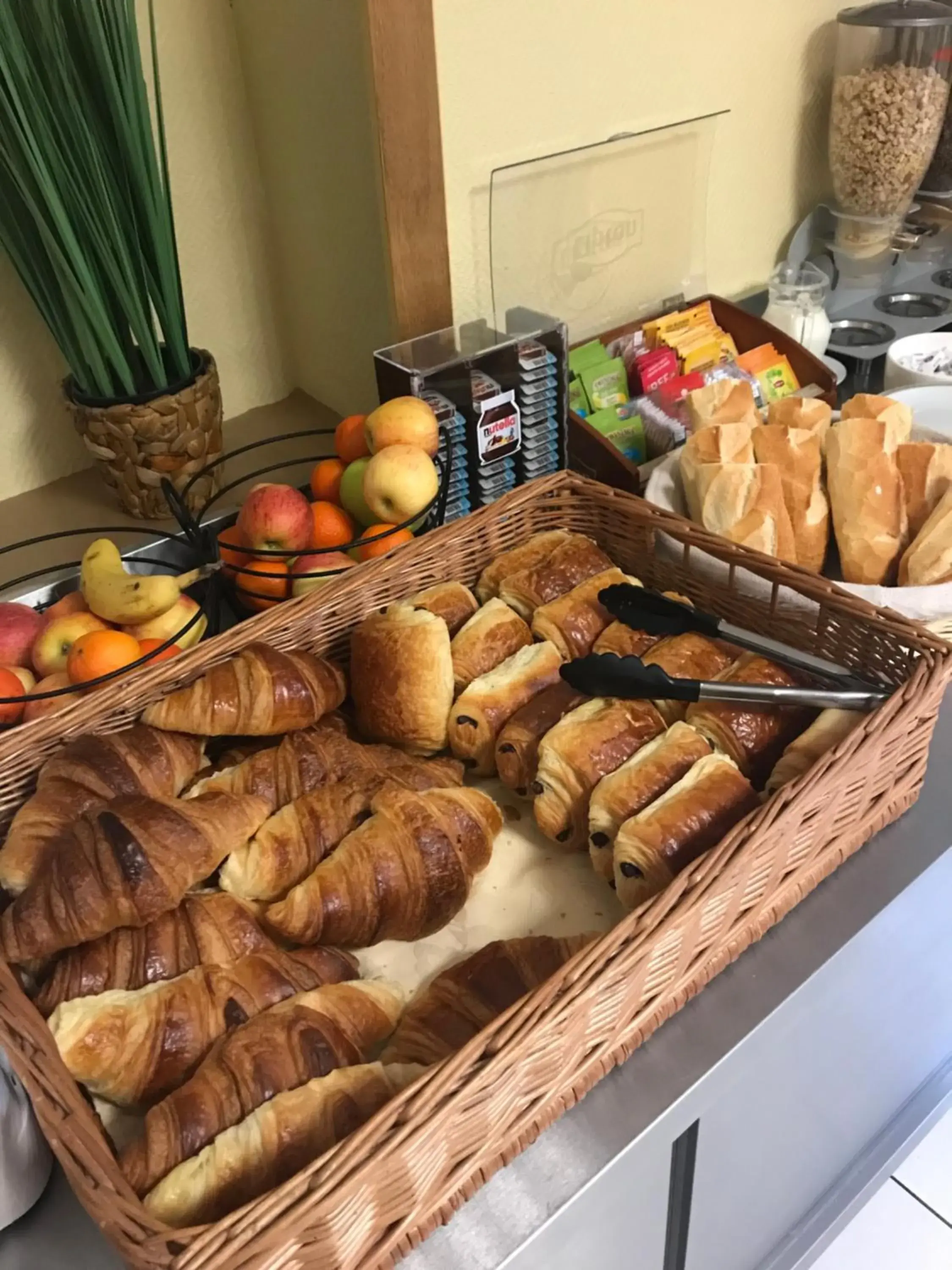 Breakfast in Hotel Couleurs Sud