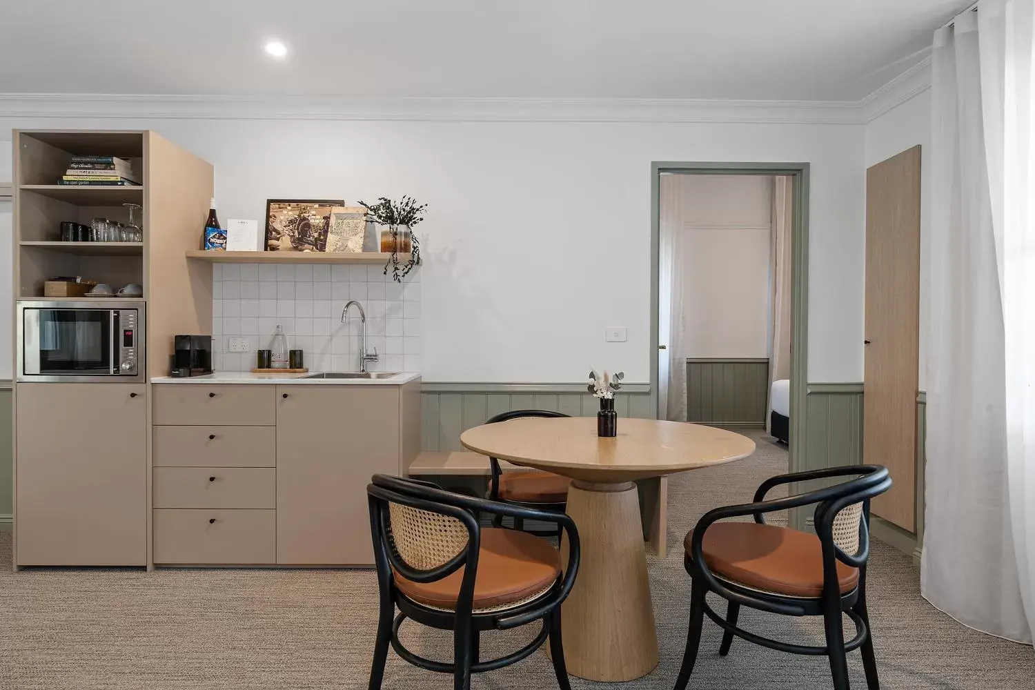 Coffee/tea facilities, Kitchen/Kitchenette in Wildes Hotel Kangaroo Valley