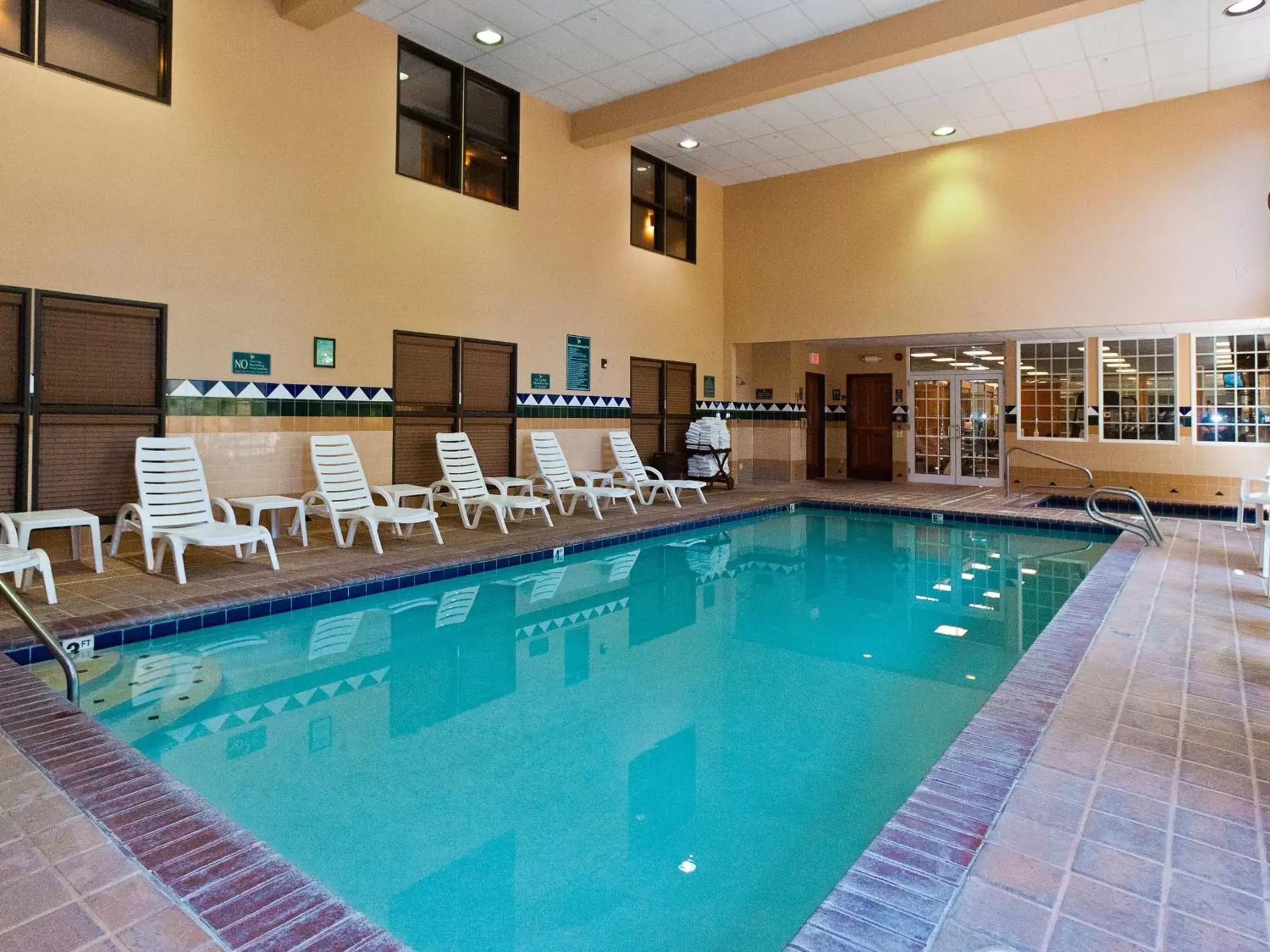 Swimming pool in Heathman Lodge Swimming pool in Heathman Lodge