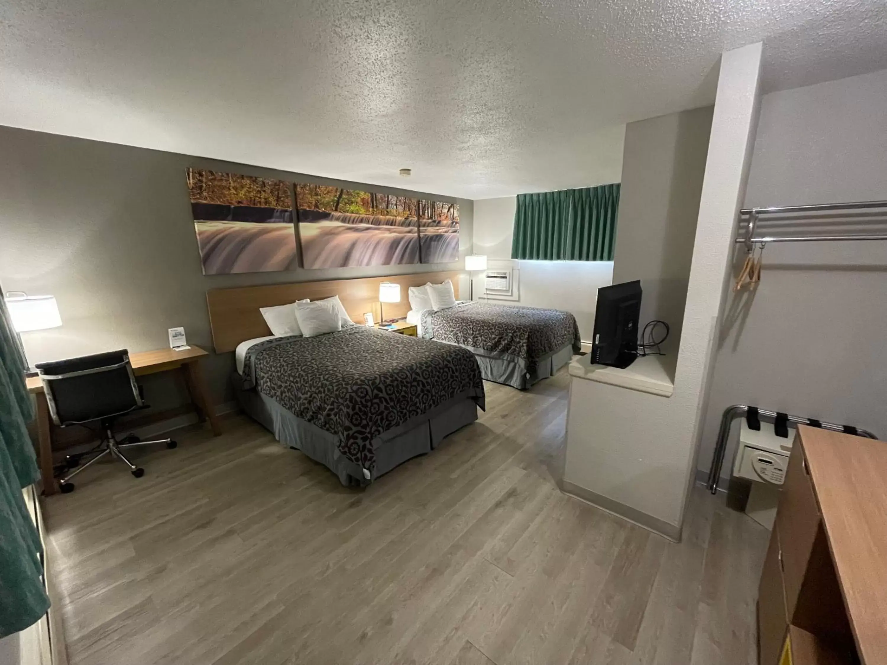 Queen Room with Two Queen Beds - Non-Smoking in Days Inn by Wyndham Alpena Queen Room with Two Queen Beds - Non-Smoking in Days Inn by Wyndham Alpena