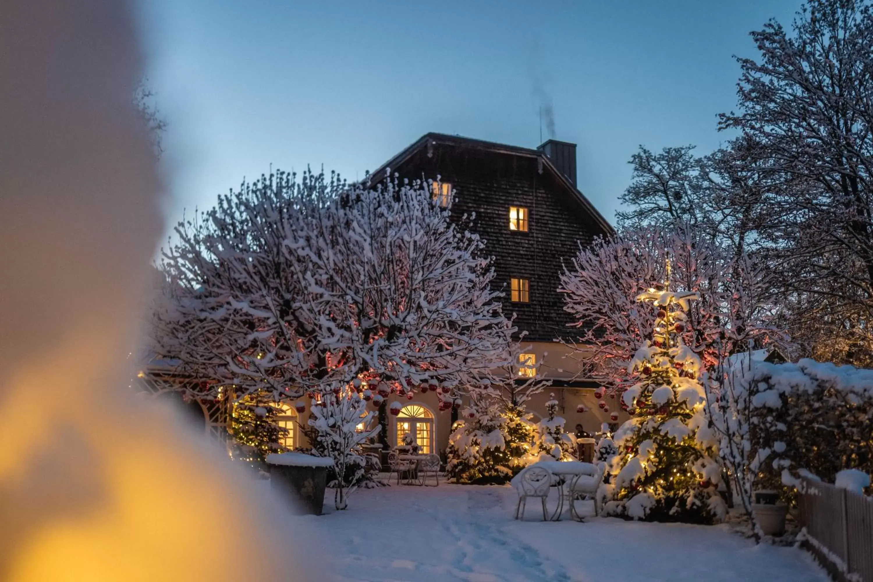 Property building, Winter in Schlosswirt zu Anif - Hotel und Restaurant