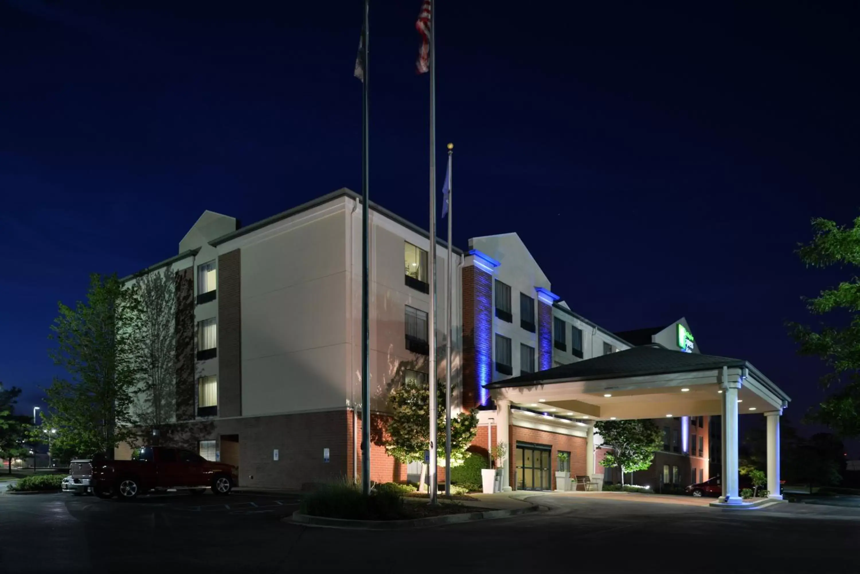 Property Building in Holiday Inn Express Hotel & Suites Milwaukee-New Berlin, an IHG Hotel