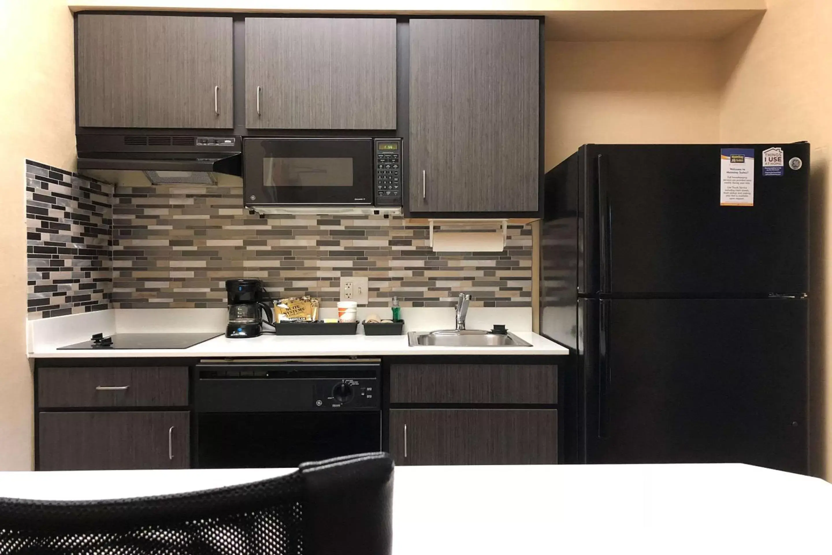 Photo of the whole room, Kitchen/Kitchenette in MainStay Suites of Lancaster County