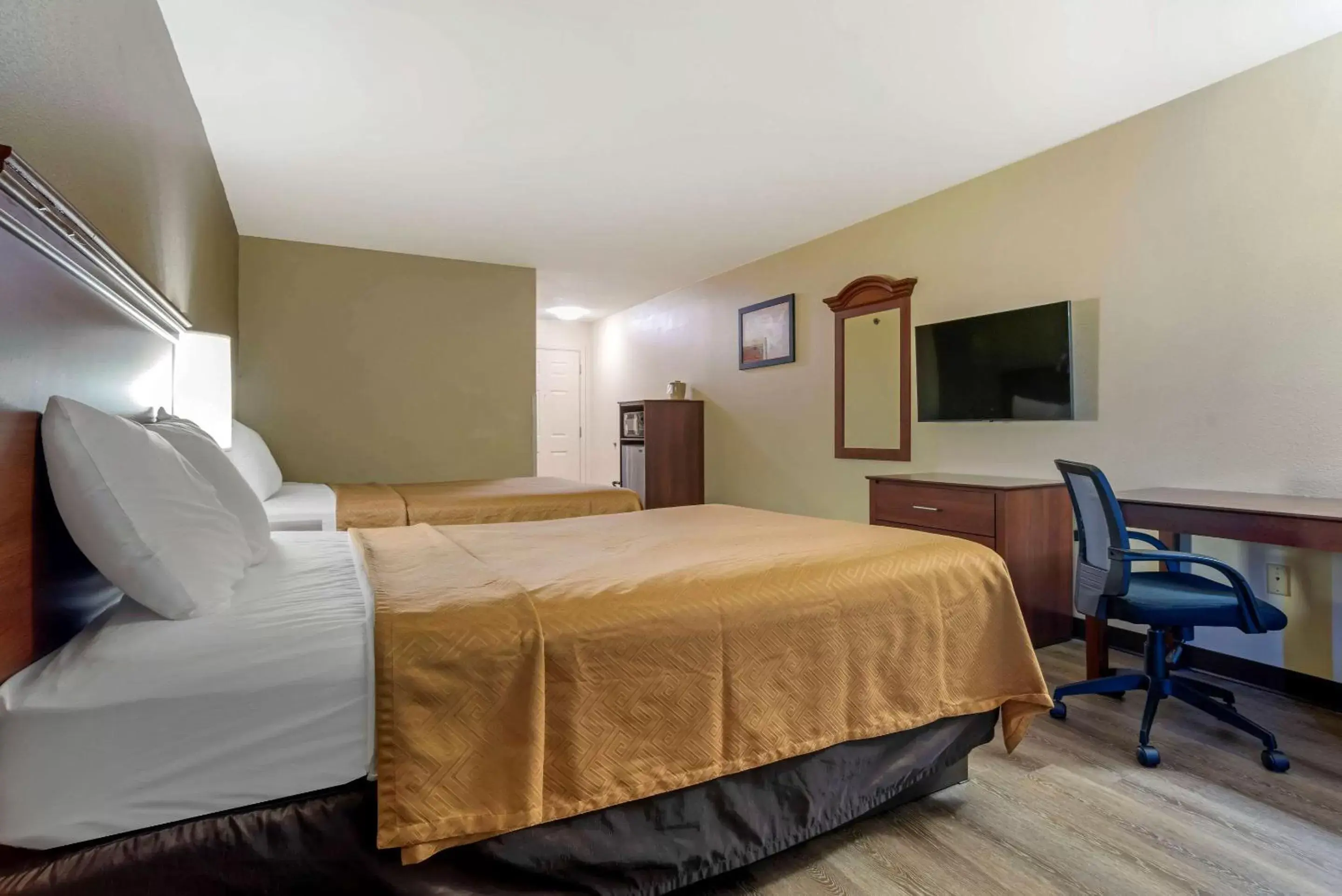 Photo of the whole room, Bed in Econo Lodge Inn & Suites Flowood